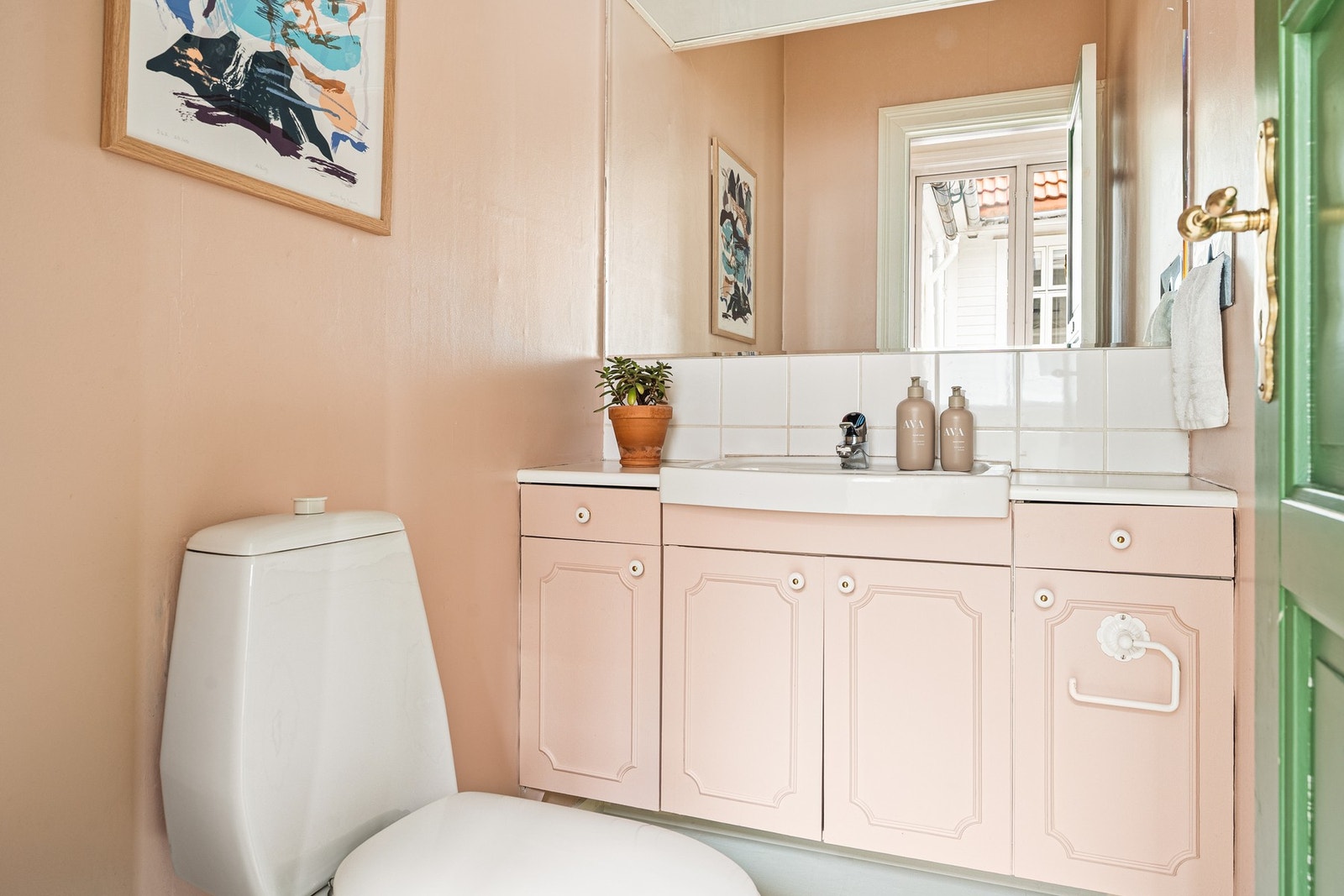 Wc-rommet er innredet med toalett, servant og speil. Galleribilde