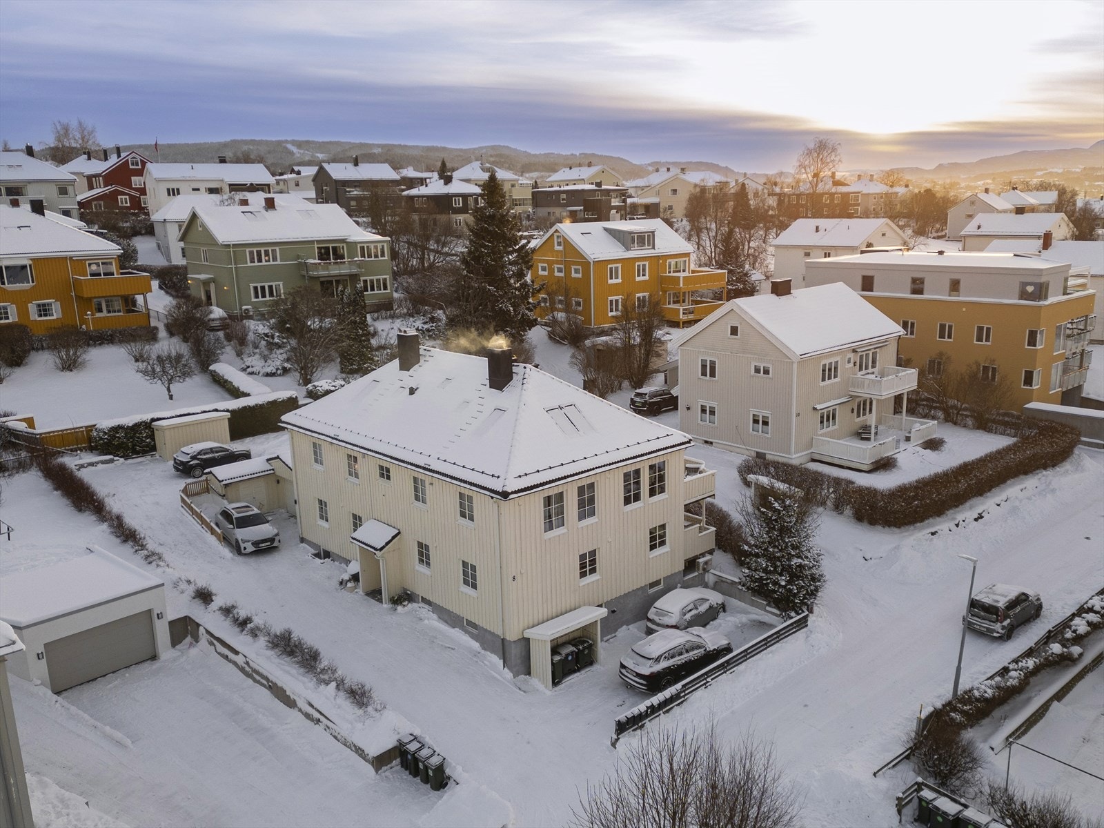 Området er ideelt for familier med barn. Berg skole ligger kun 3 minutters gange fra boligen, Singsaker skole er 7 minutter unna, og Strinda videregående skole nås på 8 minutter. Galleribilde