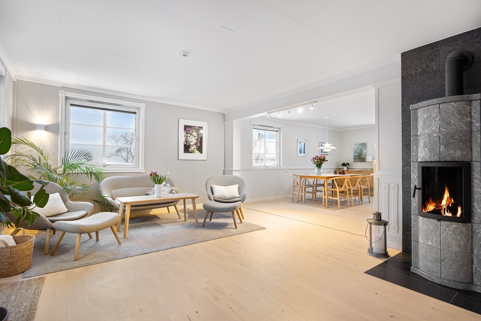 I stuen finner du en flott klebersteinsovn som gir både effektiv varme og et elegant preg til rommet. Ovnen blir et naturlig midtpunkt i stuen og skaper en lun atmosfære - perfekt for kalde vinterdager og koselige kvelder. Galleribilde