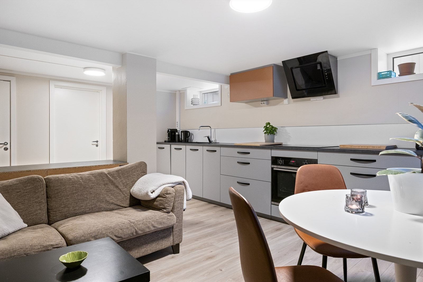 Kjelleren er i dag utleid, og leieforholdet er aktivt. Leiligheten har har egen strømmåler og egen varmtvannsbereder. Kjelleren ble ombygget i 2022. Galleribilde