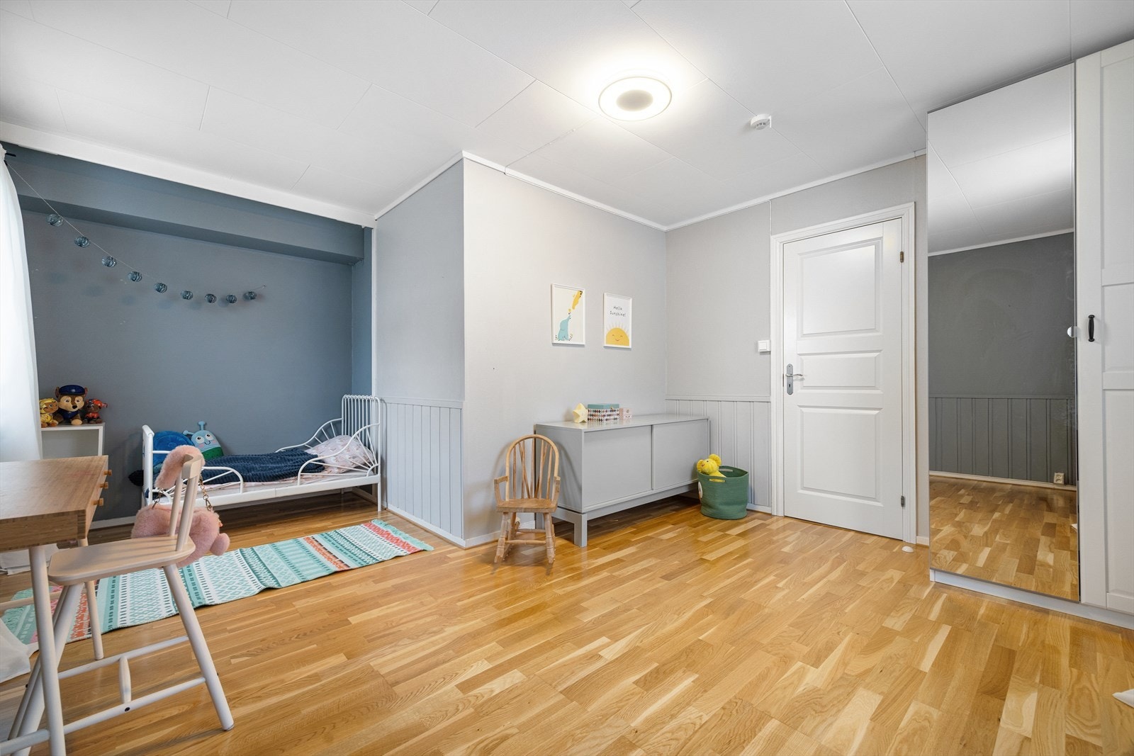 Dette soverommet er på 17kvm, med vinduer som inviterer lyset inn og garderobeskap som sikrer ryddig oppbevaring. Galleribilde