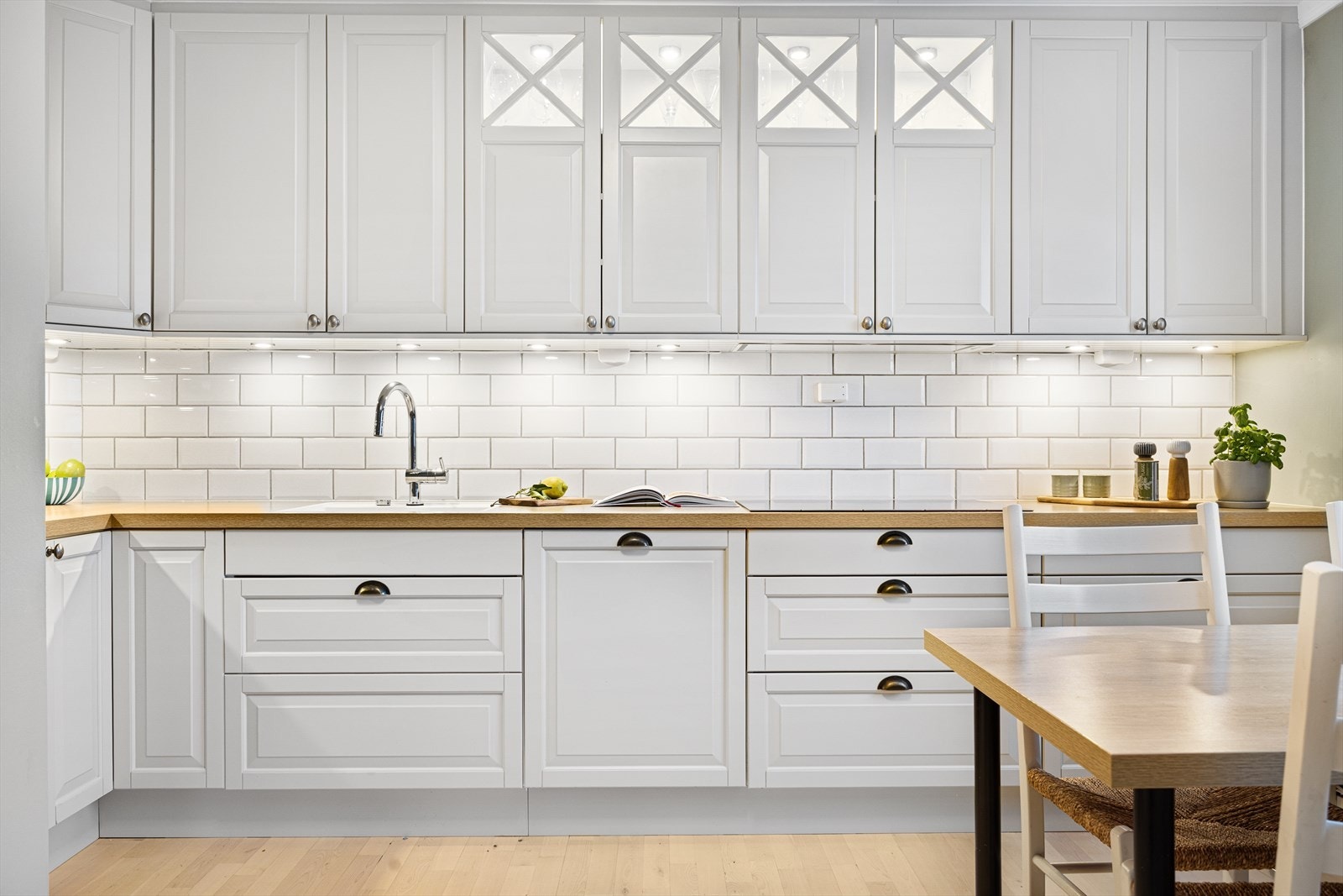 Over arbeidsbenken og våtsonen er det lagt fliser som gir et moderne uttrykk og enkel rengjøring. Galleribilde