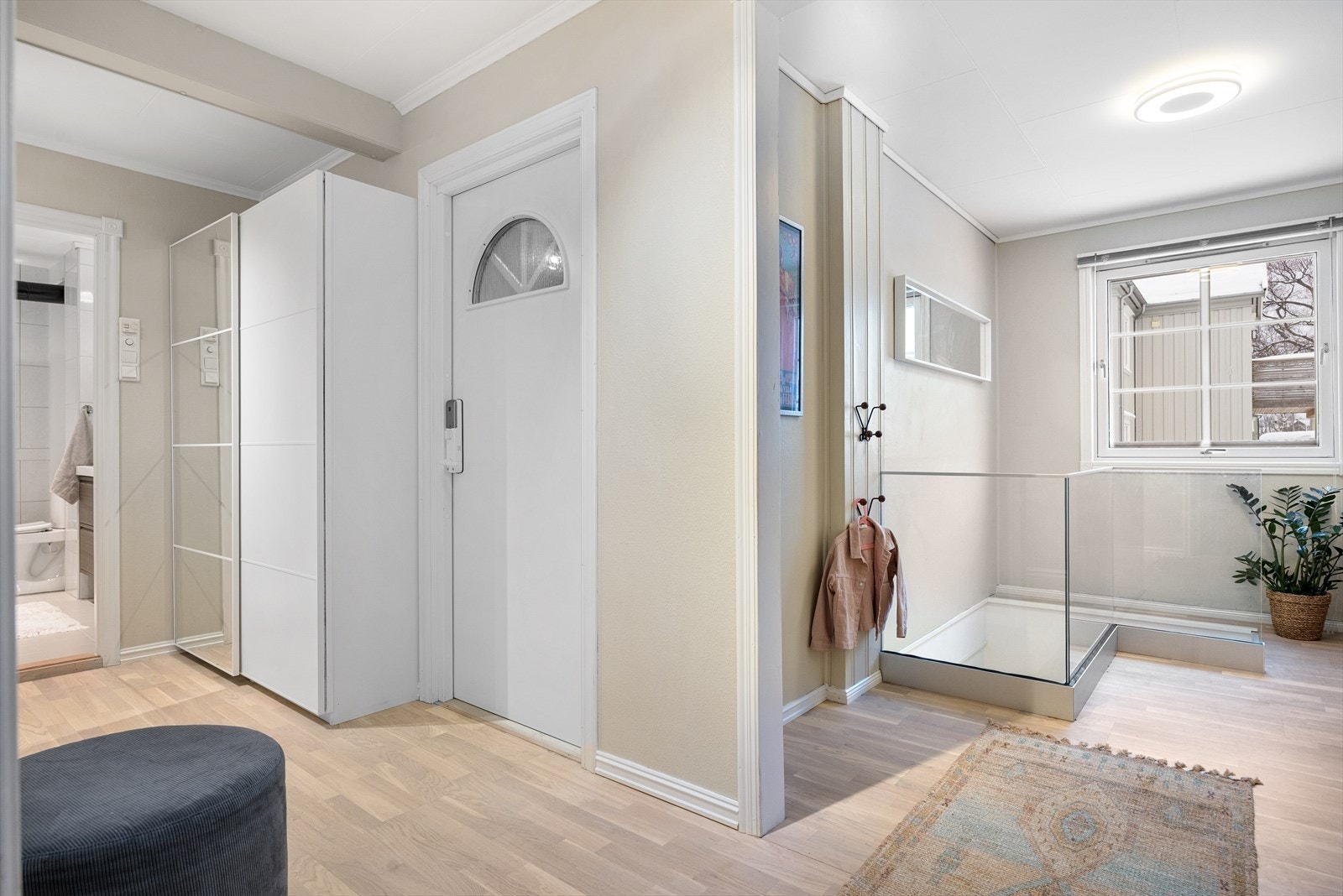 Leiligheten strekker seg over 2 plan med entre, kjøkken, bad, stue, 3 soverom, vaskerom og trapperom i 1. etasje. Galleribilde