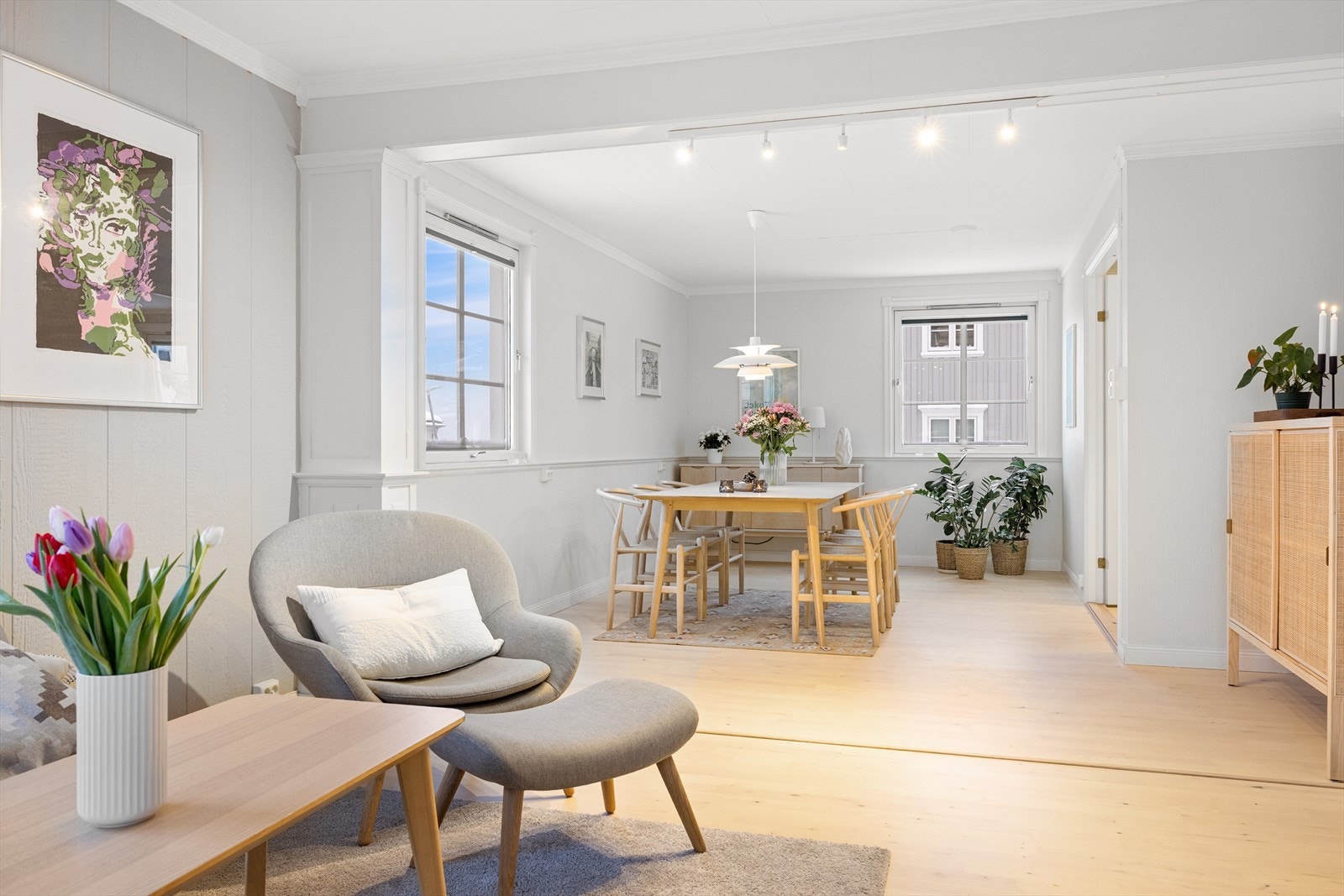 Spisestuen er romslig og gir rikelig plass til et stort spisebord, perfekt for å samle familie og venner til hyggelige måltider og feiringer. Galleribilde