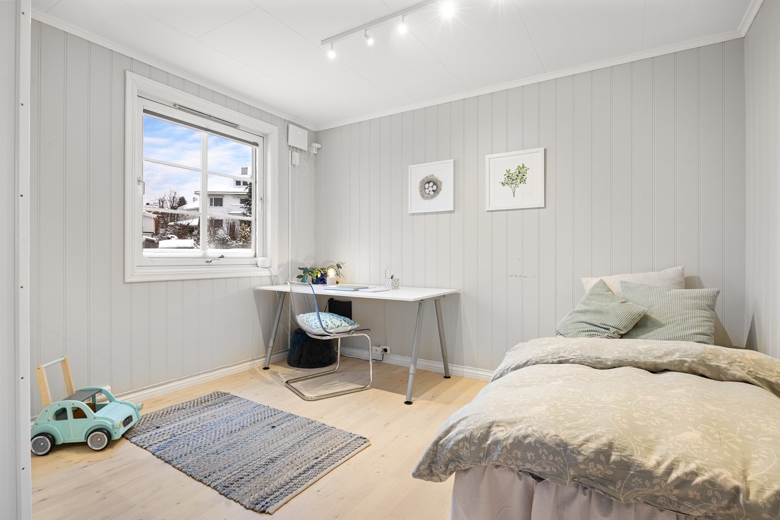 Kontoret ligger strategisk plassert nær stuen, og gir en fleksibel løsning for arbeid, studier eller som ekstra gjesterom. Galleribilde