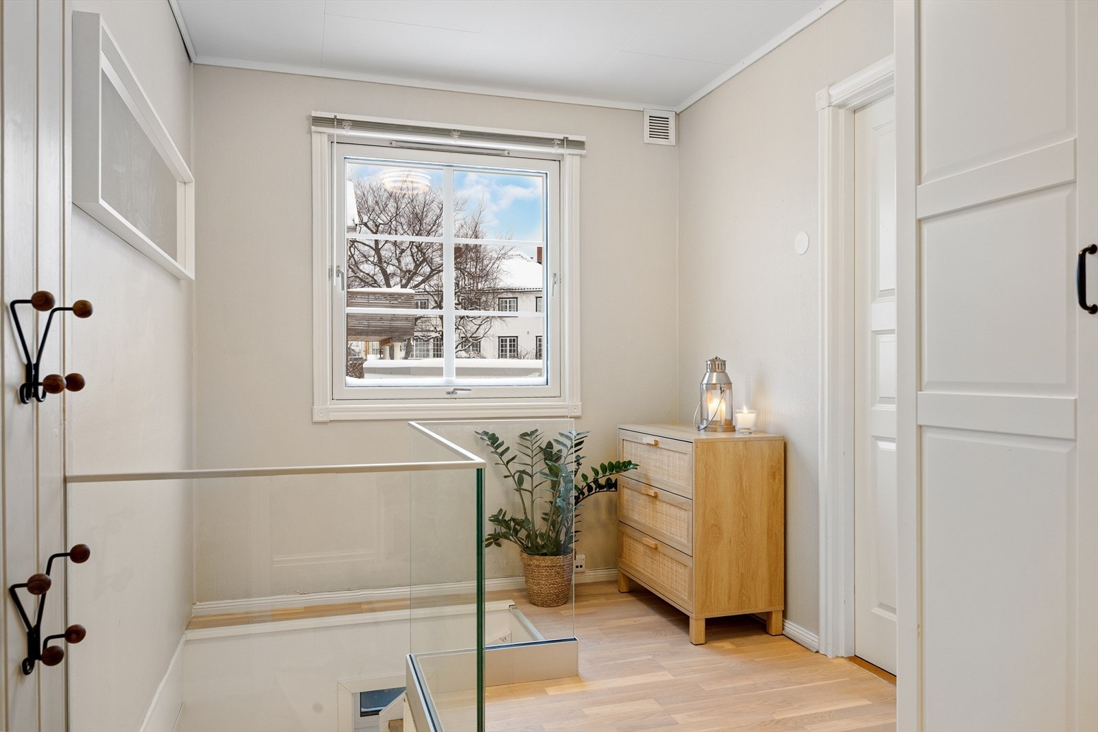 Det er nedgang til kjelleren fra 1. etasje. Kjeller har også egen inngang utenfra. Galleribilde