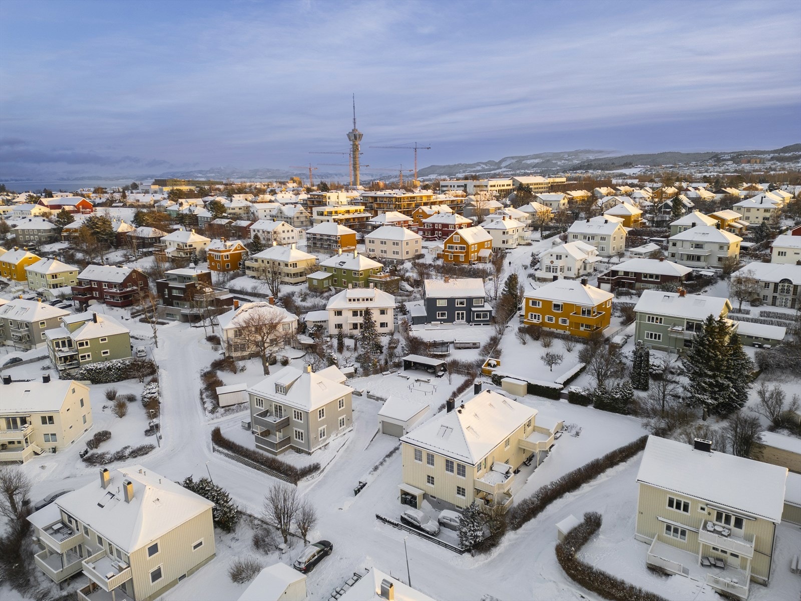 I nabolaget finner du både Tyholttårnet og Kvilhaugen Gård - perfekte steder for en middag med utsikt over byen. Det er også kort vei til NTNU Gløshaugen, St. Olavs Hospital og HiST, noe som gjør området attraktivt for studenter og ansatte. Galleribilde
