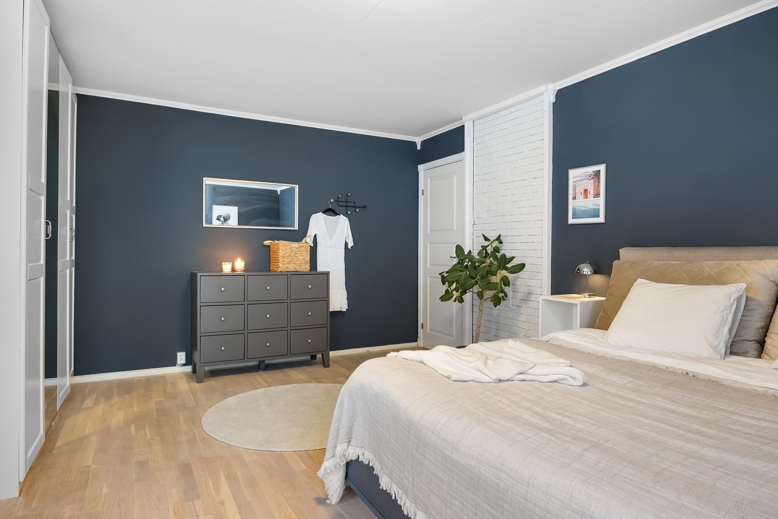 Rommet har en praktisk garderobeløsning som gir god plass til oppbevaring. Galleribilde