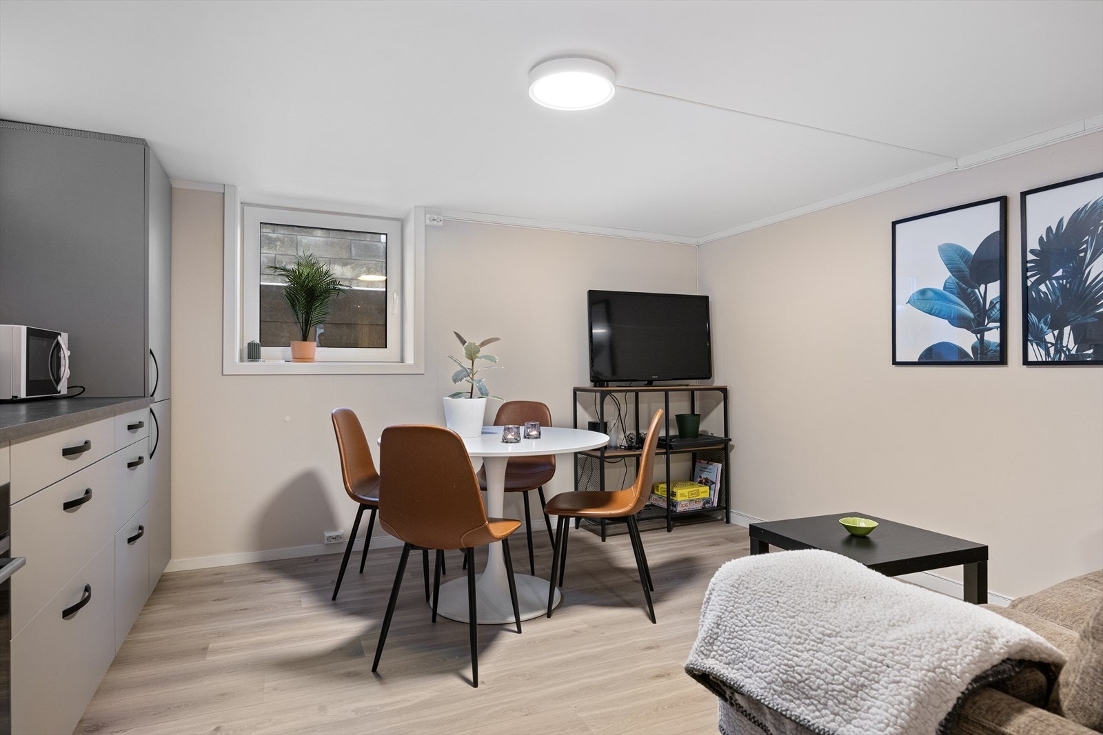 Stilrent kjøkken med god arbeidsplass og hvitevarer som stekeovn, platetopp og kjøl-/fryseskap. Åpen løsning mot stuen gir en luftig og sosial atmosfære. Galleribilde