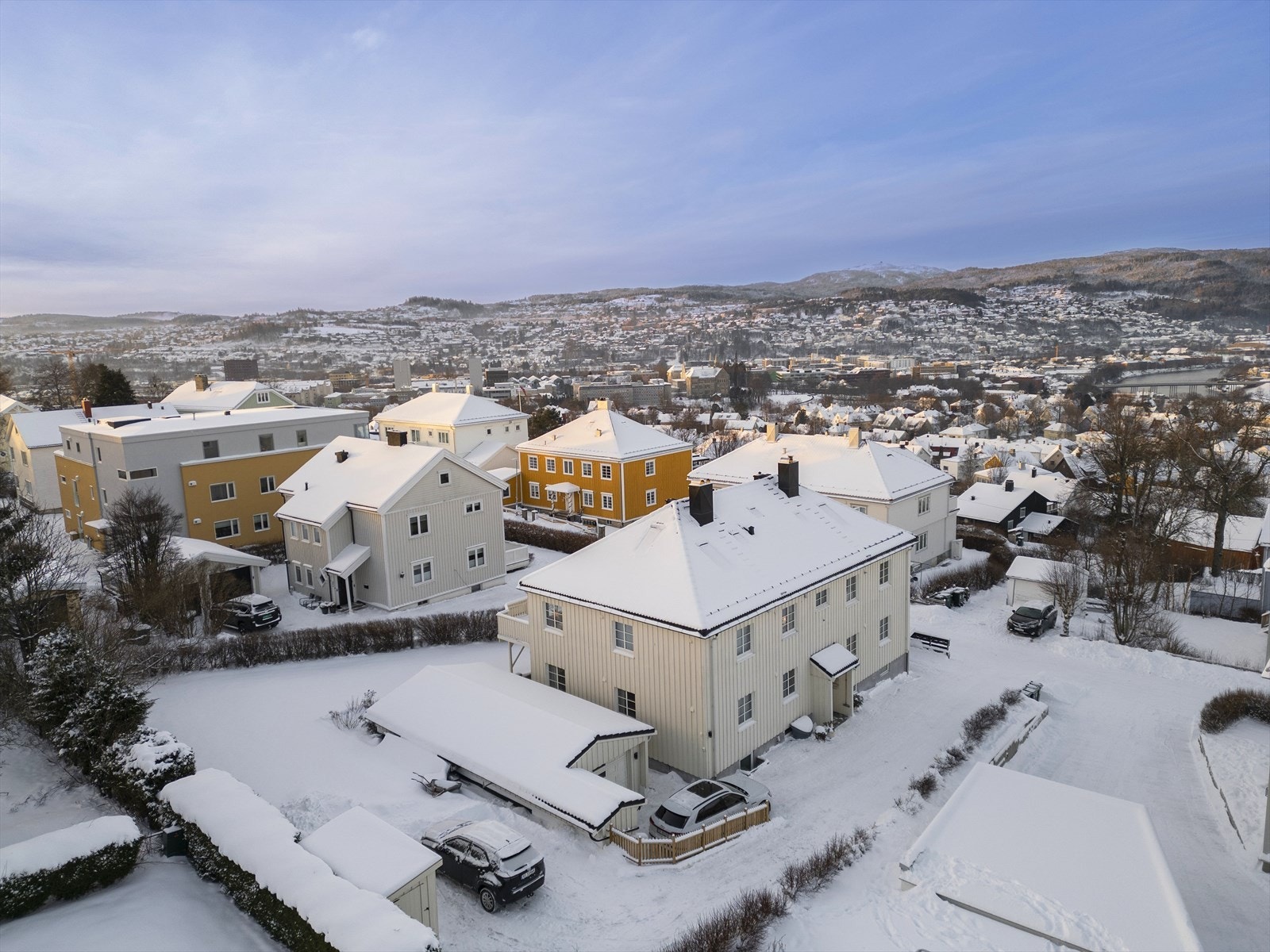 Sameiet disponerer en felles eiet tomt som er smakfullt opparbeidet. Tomten har frodig plenareal, velholdt hekk og variert beplantning som skaper en grønn og trivelig atmosfære samt praktiske parkerings arealer. Galleribilde