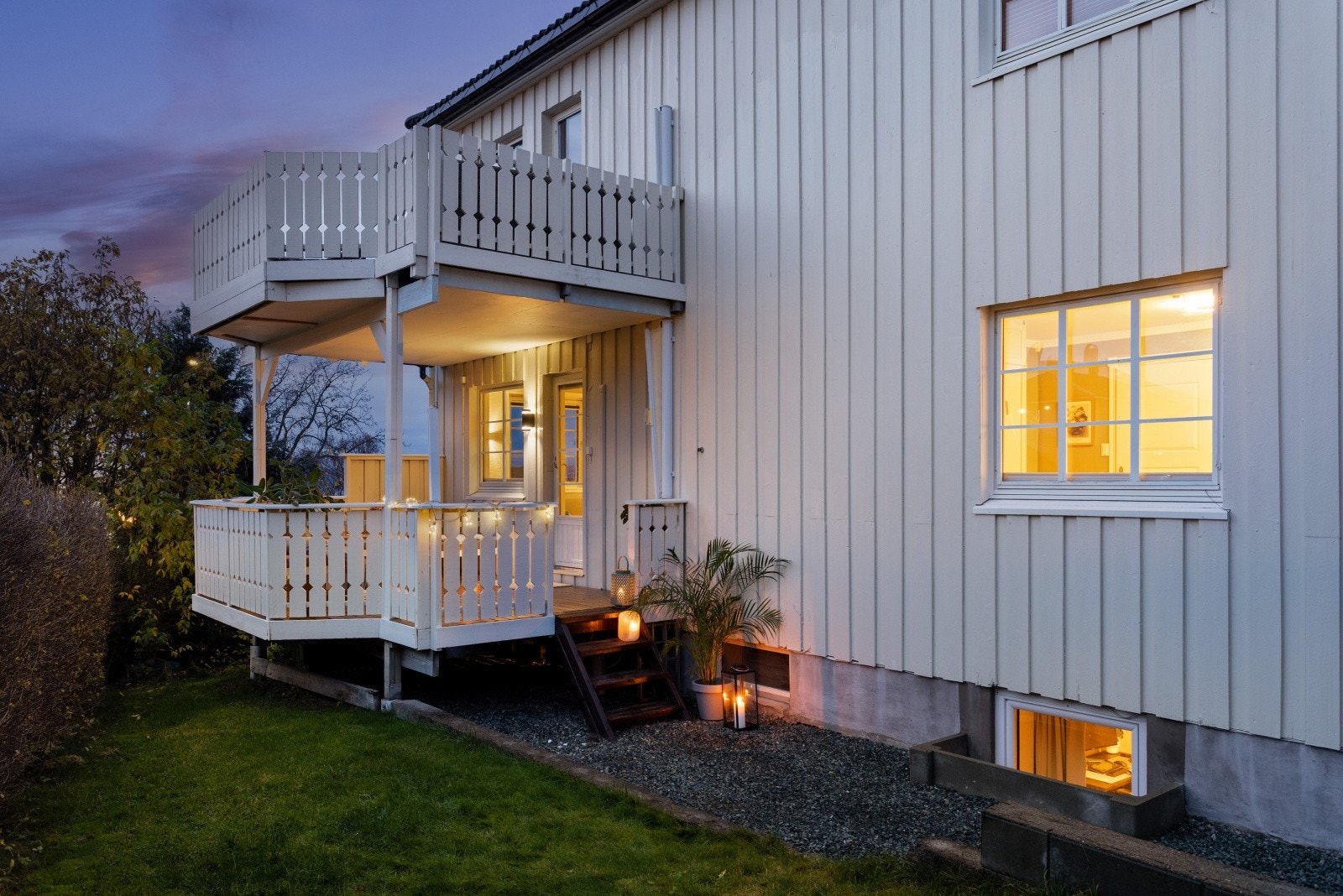 Leiligheten er stor og innbydende med hele 209 kvm bruksareal fordelt over to plan. Boligen ligger i en klassisk 3-mannsbolig fra 1934, og kombinerer sjarm med moderne oppgraderinger. Galleribilde