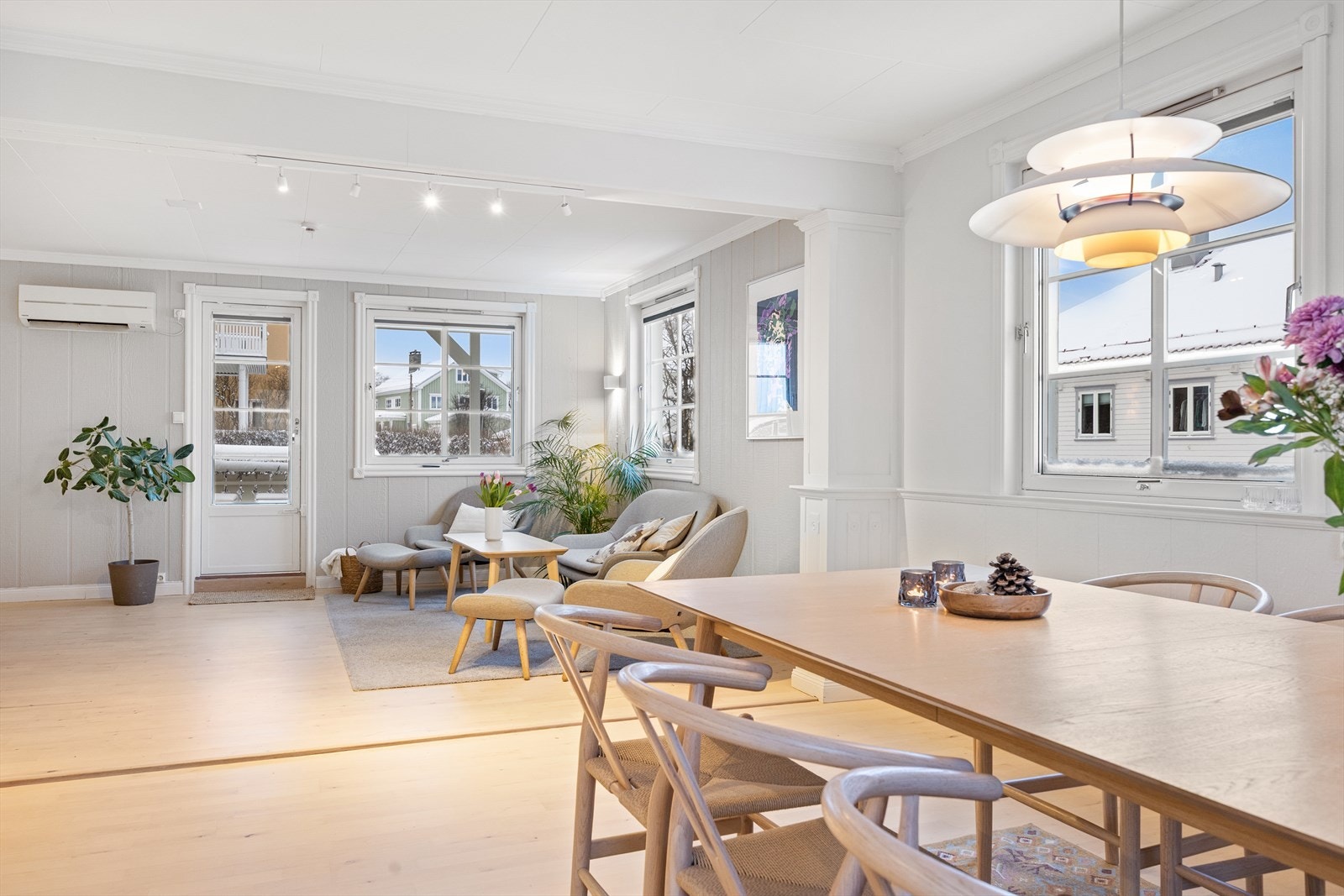 Stuen er lys og romslig, og i tillegg til den flotte klebersteinsovnen som gir lun varme og koselig stemning, er det installert varmepumpe for effektiv oppvarming og behagelig inneklima året rundt. Galleribilde