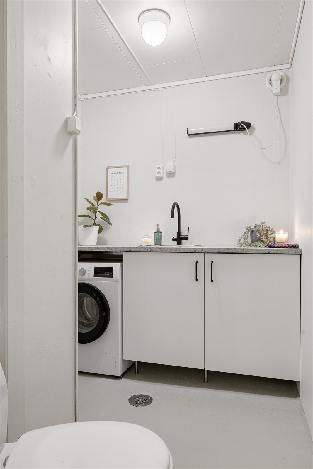 Vaskerommet har sluk i gulvet, servant, opplegg for vaskemaskin og mekanisk avtrekk. Som en smart løsning er det også wc, noe som gjør rommet ekstra funksjonelt. Galleribilde