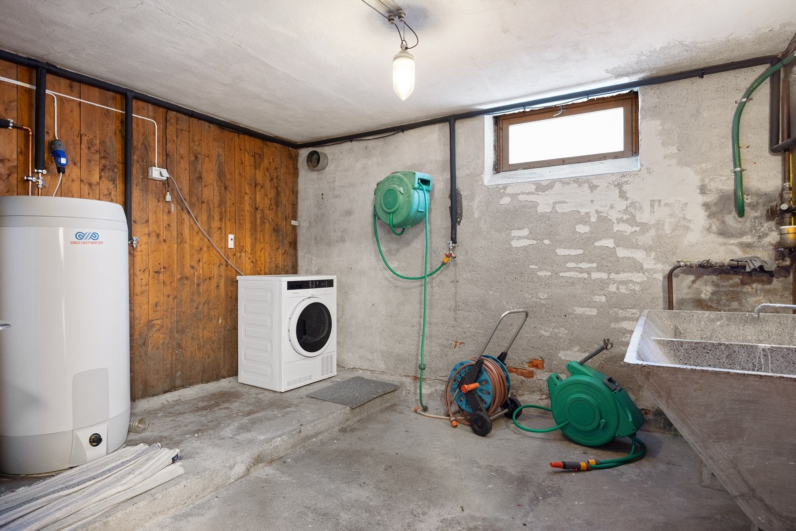 Sameiet har et praktisk felles vaskerom i kjelleren, godt tilrettelagt for beboernes behov. Rommet gir enkel tilgang til vaskefasiliteter og bidrar til en ryddig og funksjonell løsning for alle seksjoner. Galleribilde