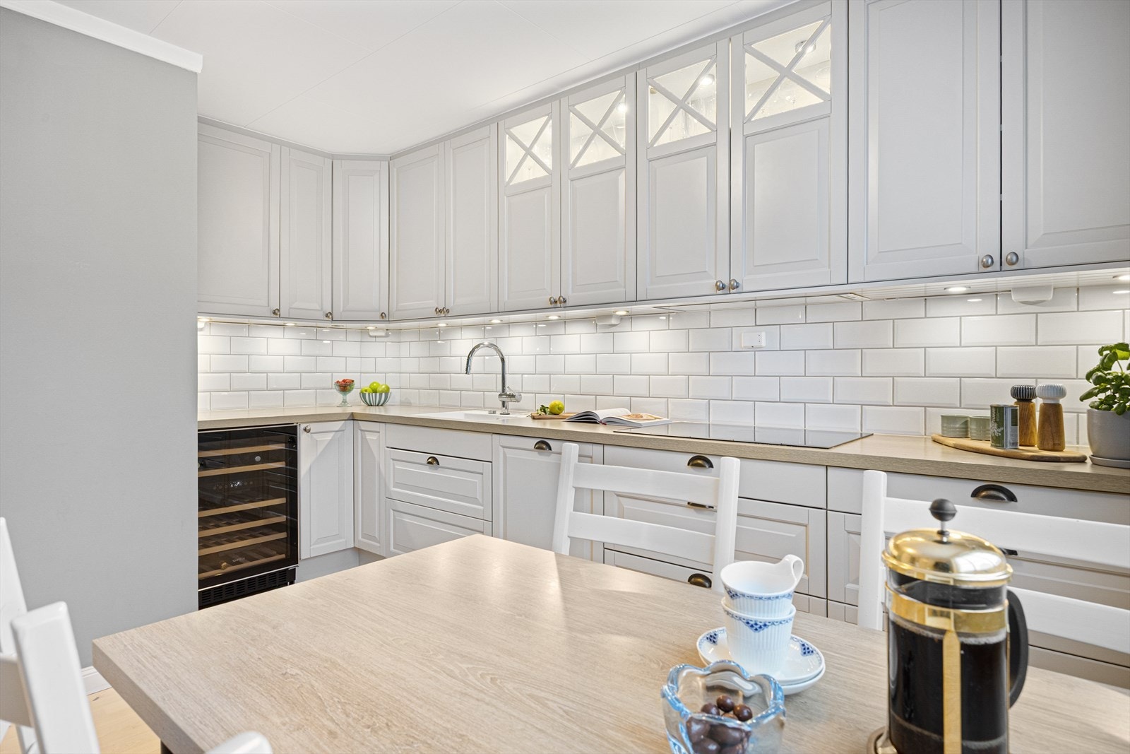 Kjøkkenet er utstyrt med mekanisk avtrekk og hvitevarer som oppvaskmaskin, stekeovn, mikrobølgeovn og platetopp - i tillegg et stilfullt vinskap som setter prikken over i-en. Galleribilde