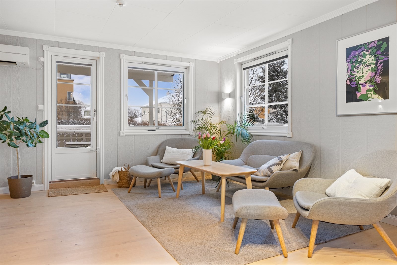 Fra stuen har du praktisk tilgang til en romslig, overbygget veranda som gir en sømløs overgang mellom inne- og uterom. Denne løsningen gjør det enkelt å ta med seg måltider, kaffekoppen eller gode samtaler ut i frisk luft. Galleribilde