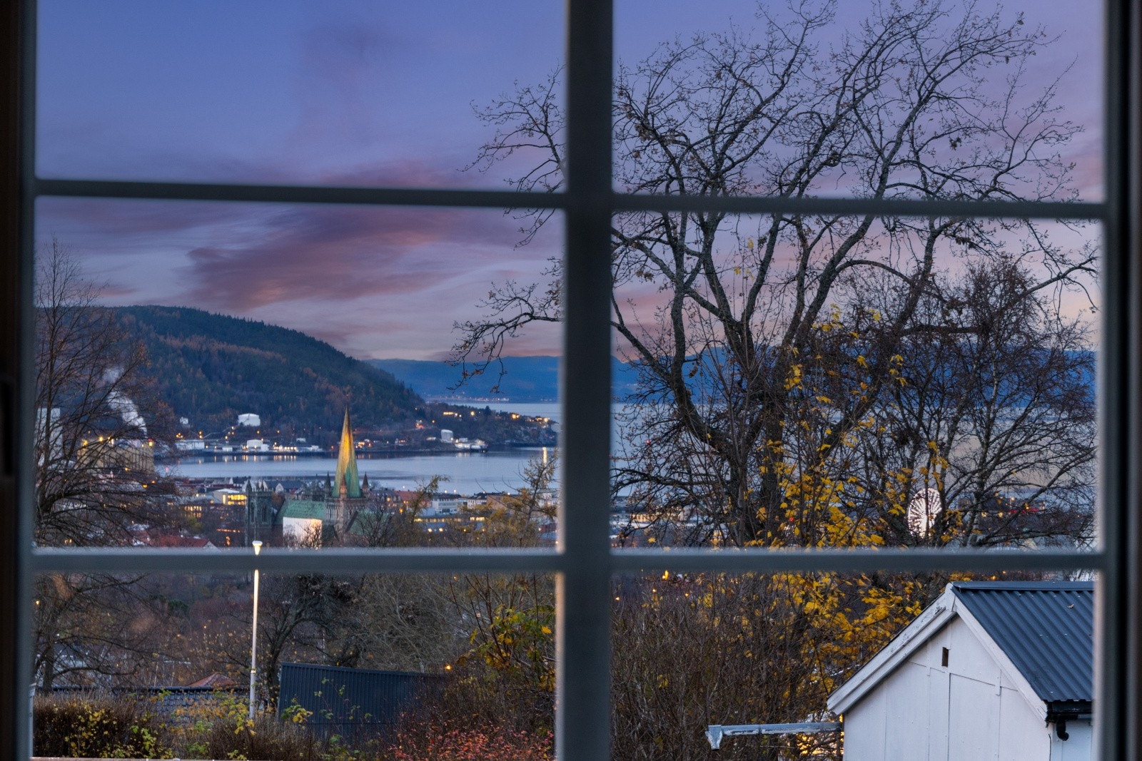 Området er kjent for sitt rolige og familievennlige preg, samtidig som du har kort vei til alt du trenger i hverdagen. Galleribilde