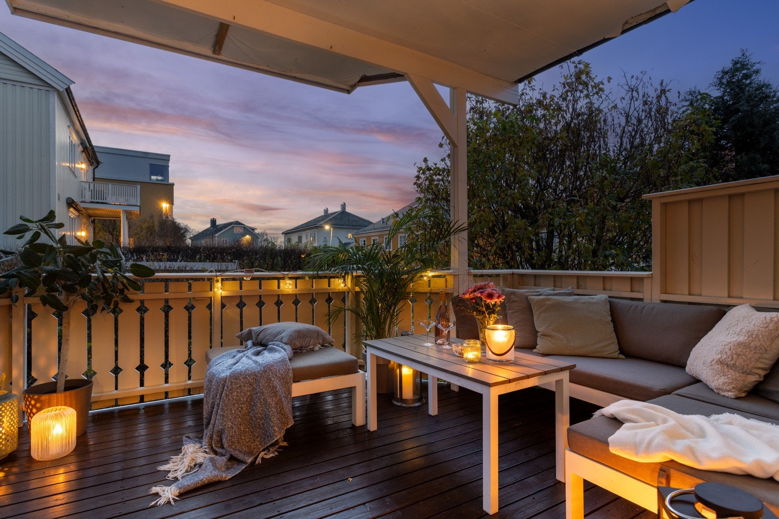 Fra stuen har du tilgang til en romslig, overbygget altan på ca. 12 kvm - perfekt for å nyte både solrike dager og lune kvelder. Her er det god plass til utemøbler, grill og hyggelige sammenkomster. Galleribilde