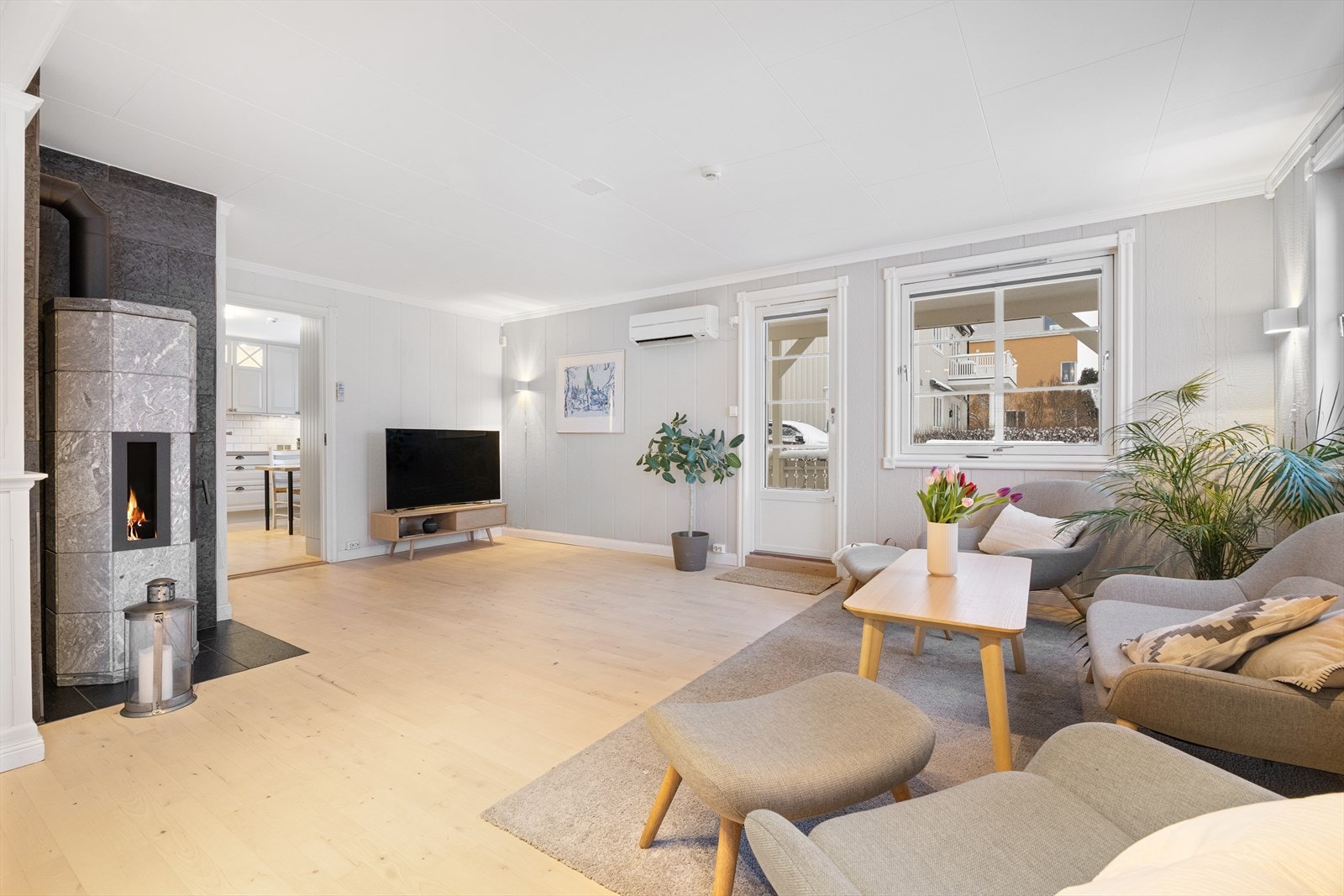 Her får du et rom som inviterer til både hverdagsmiddager og festlige anledninger - et naturlig samlingspunkt i hjemmet. Galleribilde