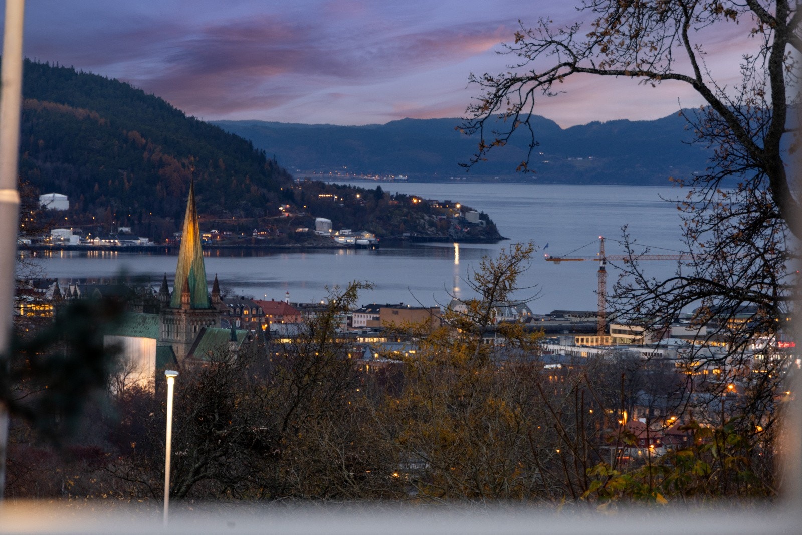 Eiendommen ligger i et svært attraktivt område mellom Singsaker og Berg, med fantastisk utsikt over Trondheim by og Trondheimsfjorden. Galleribilde