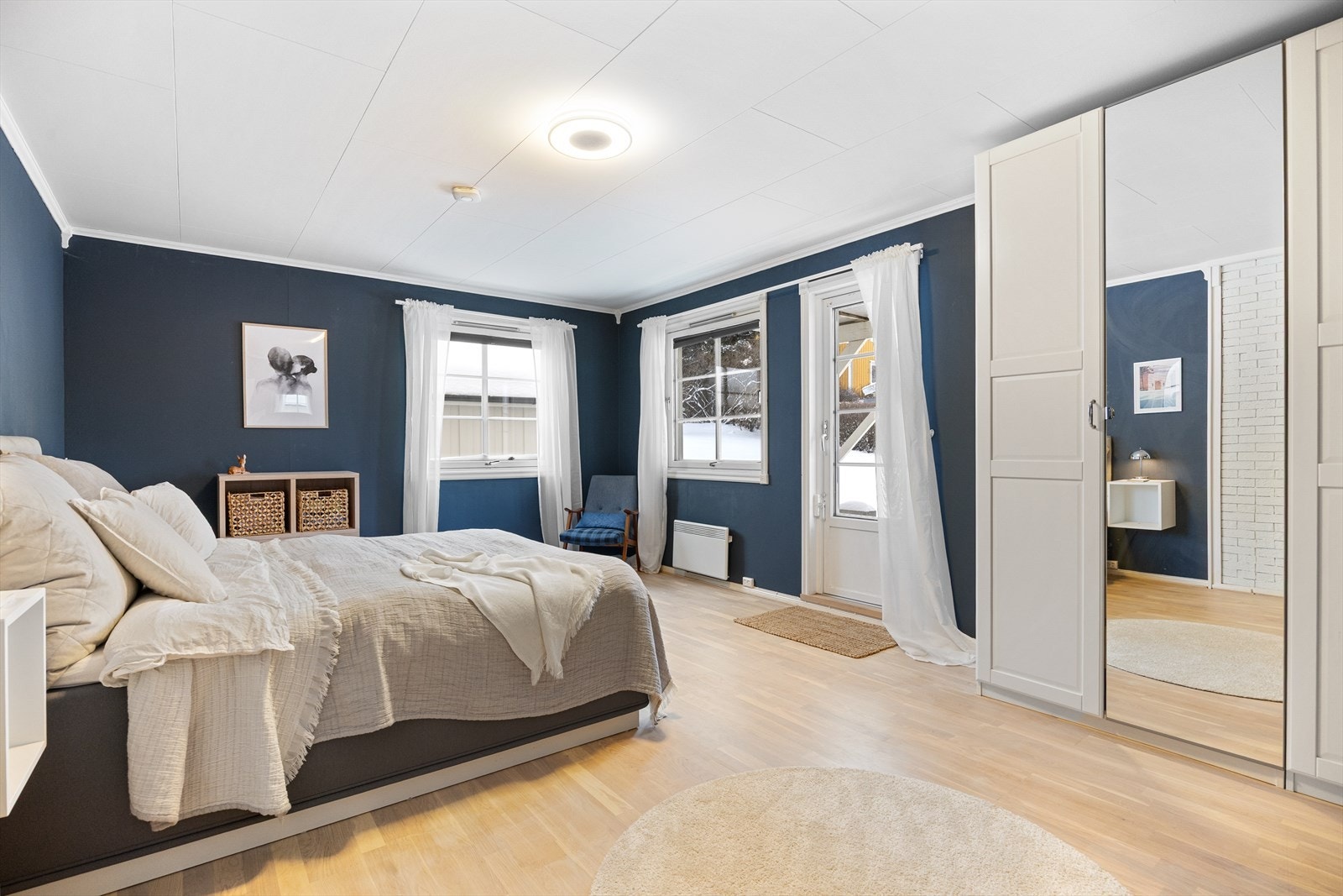 Det største soverommet er på hele 23,5kvm og har direkte utgang til hagearealet, noe som gir en herlig følelse av frihet og nærhet til uteområdet. Galleribilde