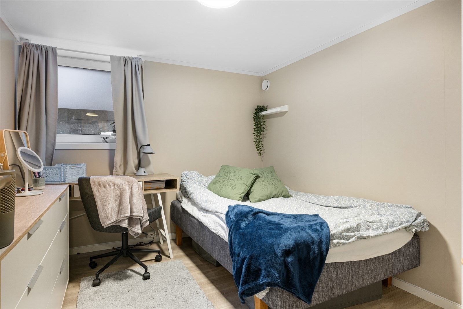 Kjelleren har tre soverom på hhv. 8kvm, 8,5kvm og 11kvm. Rommene fremstår som lyse og funksjonelle med god plass til seng og oppbevaring. Galleribilde