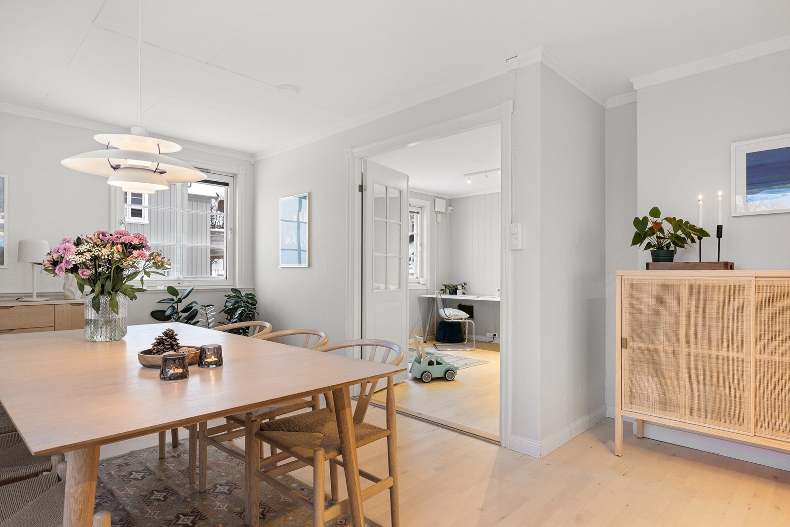 Fra stuen har du enkel tilgang til et praktisk kontor, perfekt for hjemmekontor, studier eller soverom. Den sentrale plasseringen gjør det lett å kombinere arbeid og familieliv, samtidig som rommet gir en fleksibel løsning for ulike behov. Galleribilde