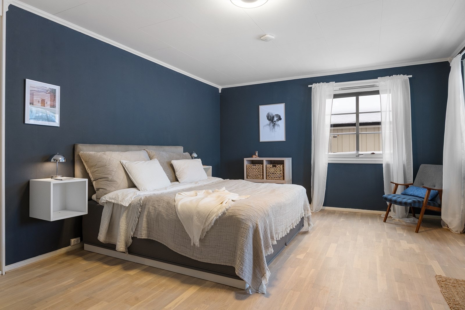 Store vinduer slipper inn rikelig med dagslys og skaper en lys og luftig atmosfære. Galleribilde