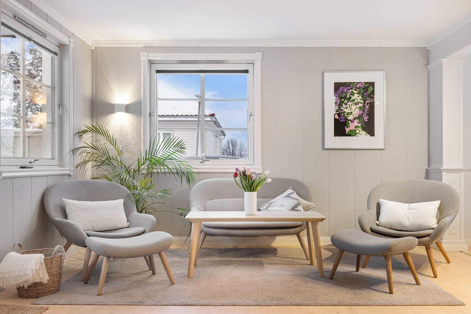 Stuen er på ca. 40kvm og gir plass til flere møbleringssoner - perfekt for både sofagruppe, spiseplass og eventuelt en koselig lesekrok. Galleribilde