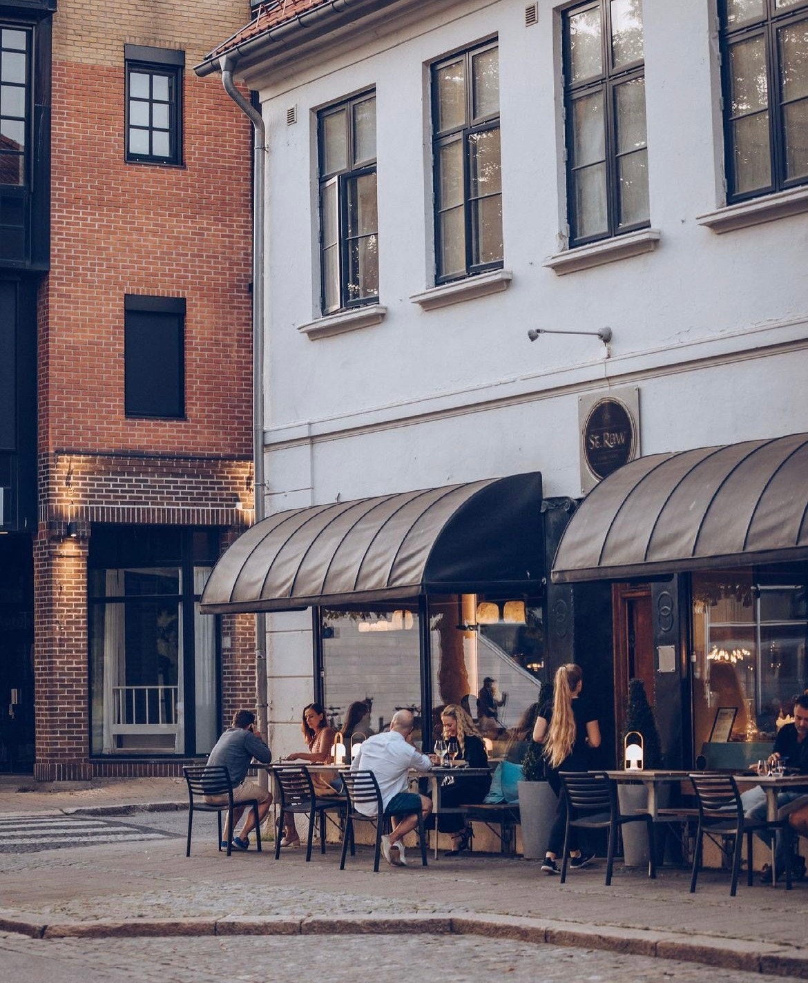 Fasaden vender mot elva Galleribilde