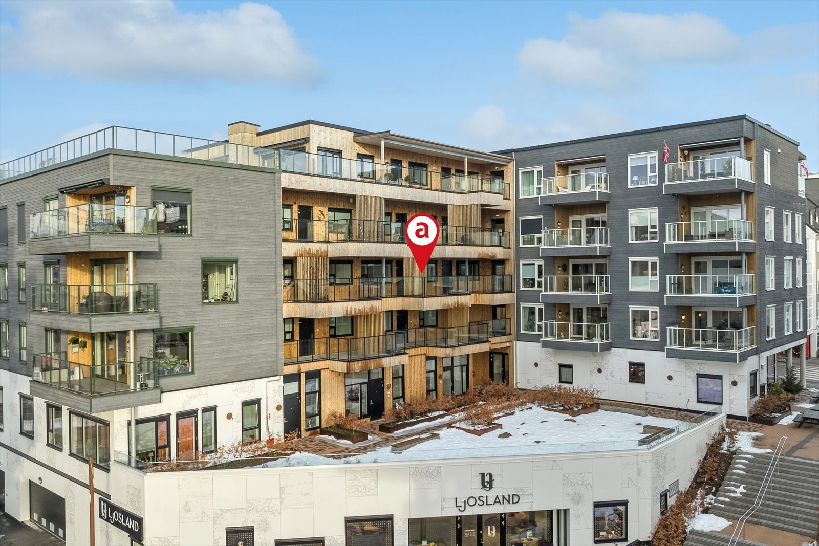 Velkommen til en romslig 3 roms leilighet i Grandkvartalet. Flott leilighet med uteplass på 2 sider. Galleribilde