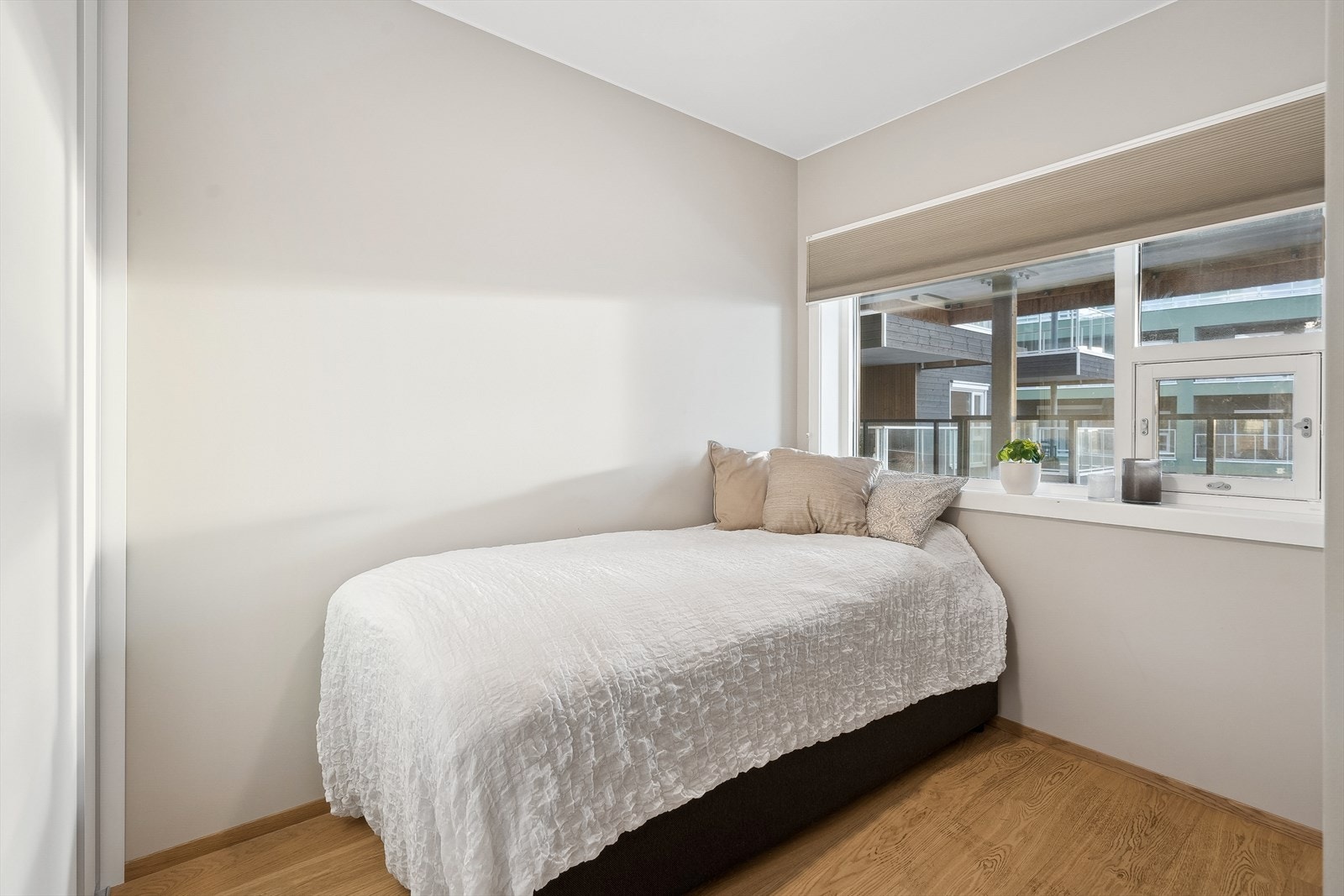 Soverom 2. Det er montert plissegardiner på vinduene. Galleribilde