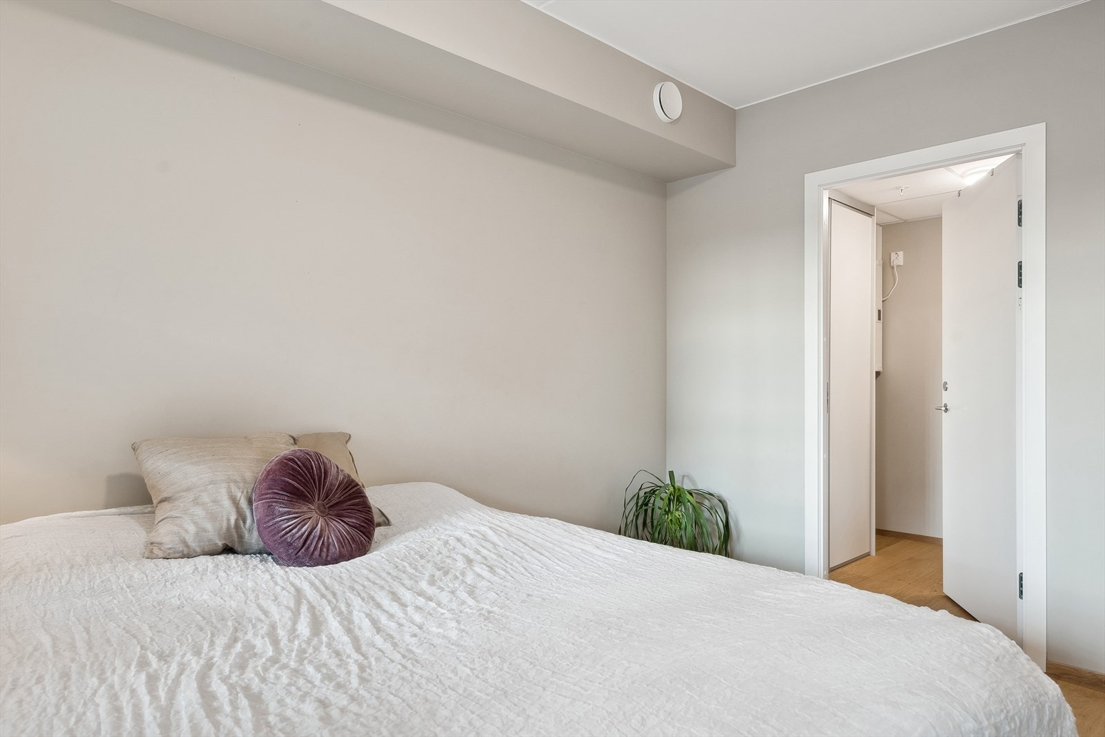 Innenfor hovedsoverommet ligger teknisk rom / garderobe Galleribilde