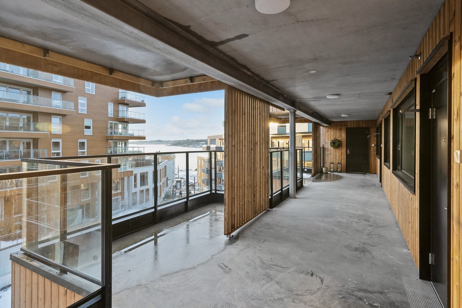 Fra balkong ved inngangspartiet er det flott utsikt Galleribilde