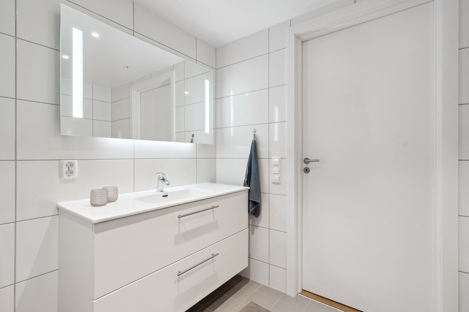 Badet er flislagt i tidløse fliser Galleribilde