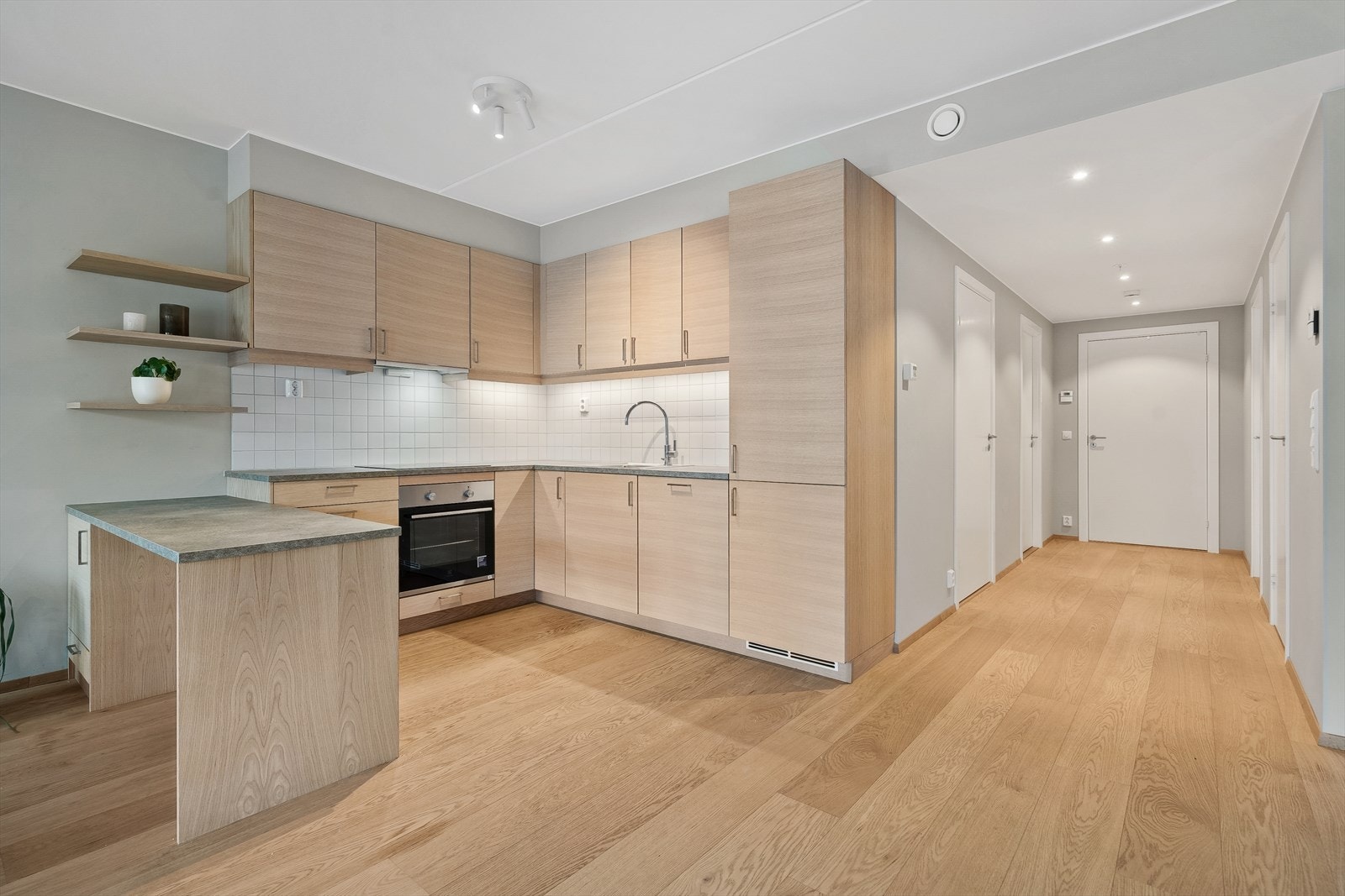 Kjøkkenet har integrerte hvitevarer (komfyr, platetopp, kjøl/frys og oppvaskmaskin) Galleribilde