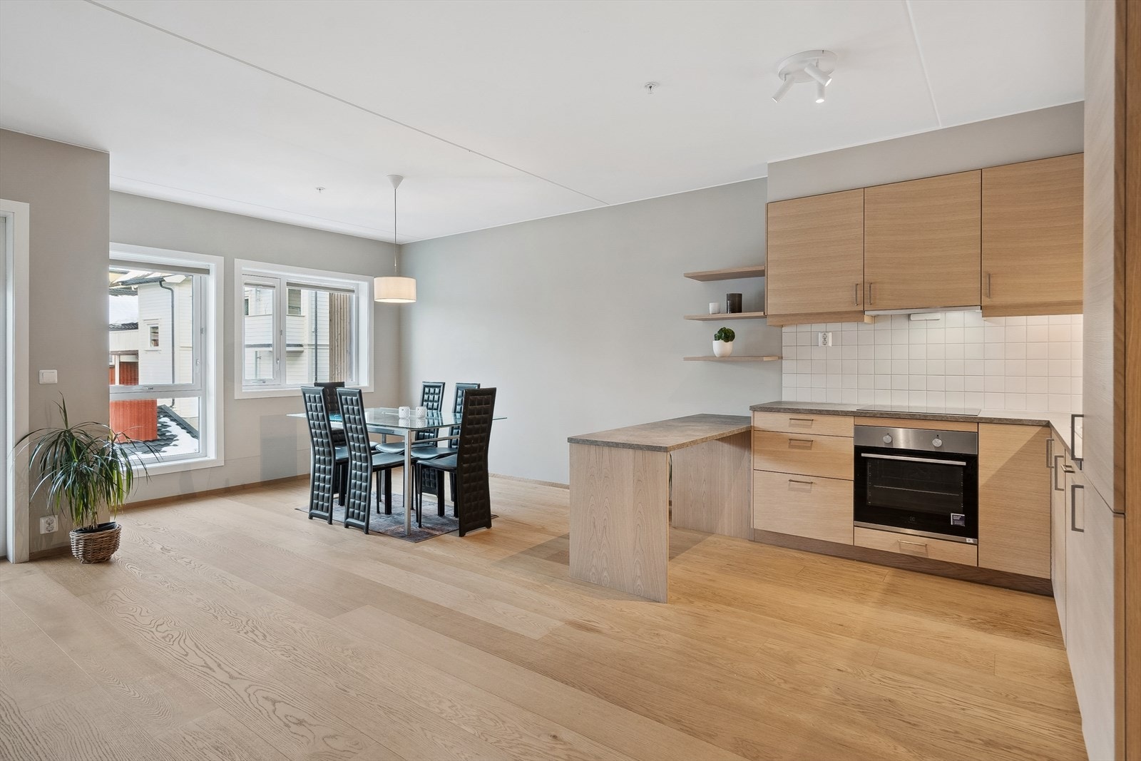 Ved kjøkkenet er det god plass til spisestue Galleribilde