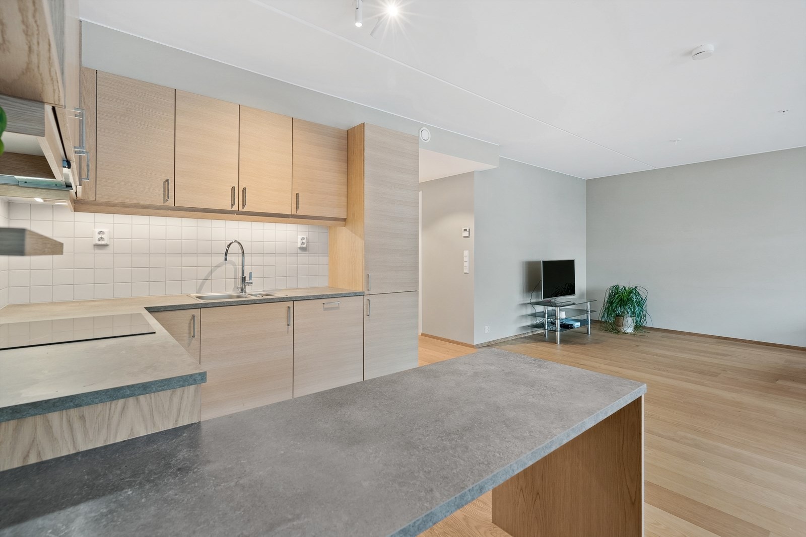 Praktisk serveringsbenk på kjøkkenet Galleribilde