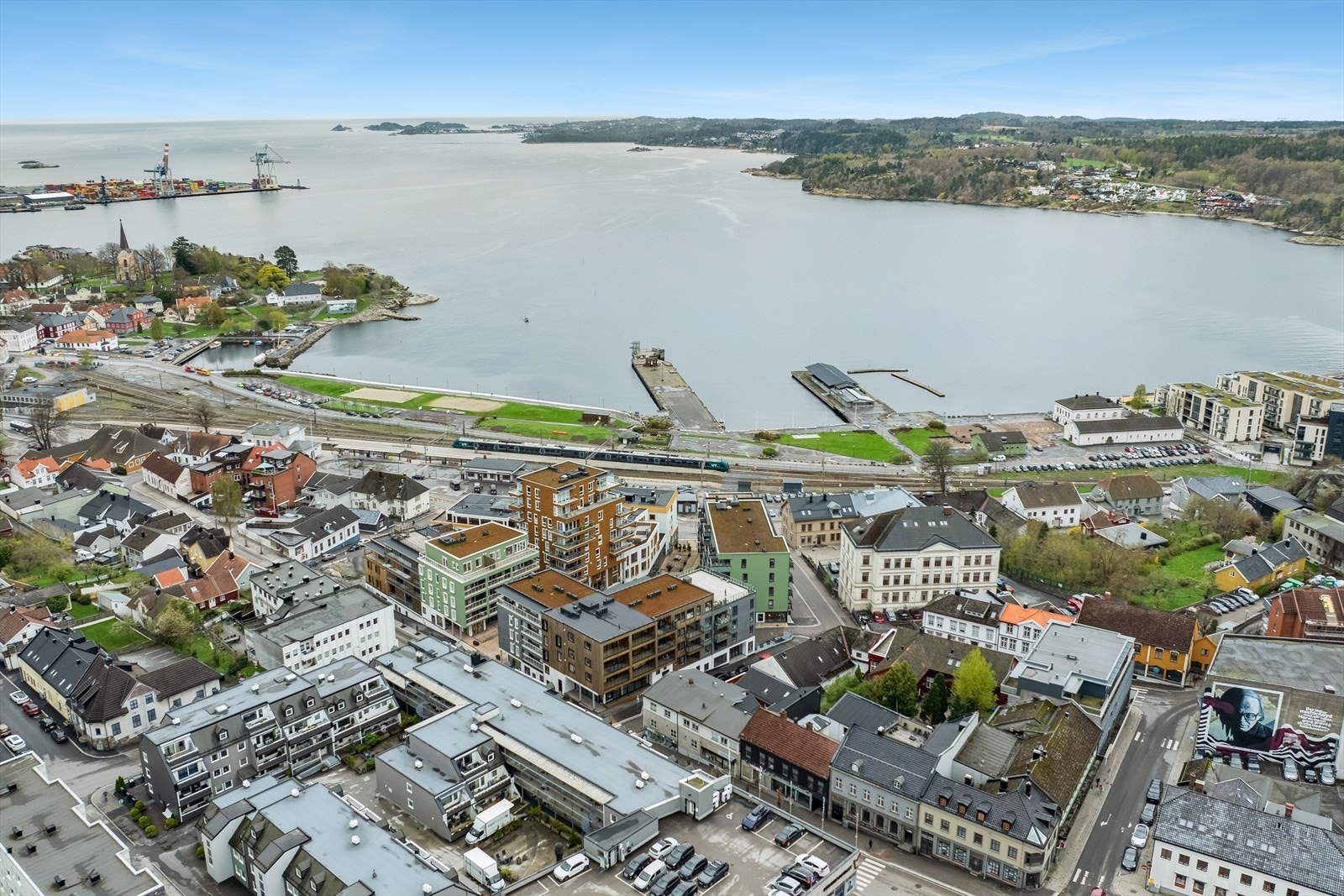 Leiligheten har en flott sjønær beliggenhet. Umiddelbar nærhet til alle sentrumsfunksjoner. Galleribilde