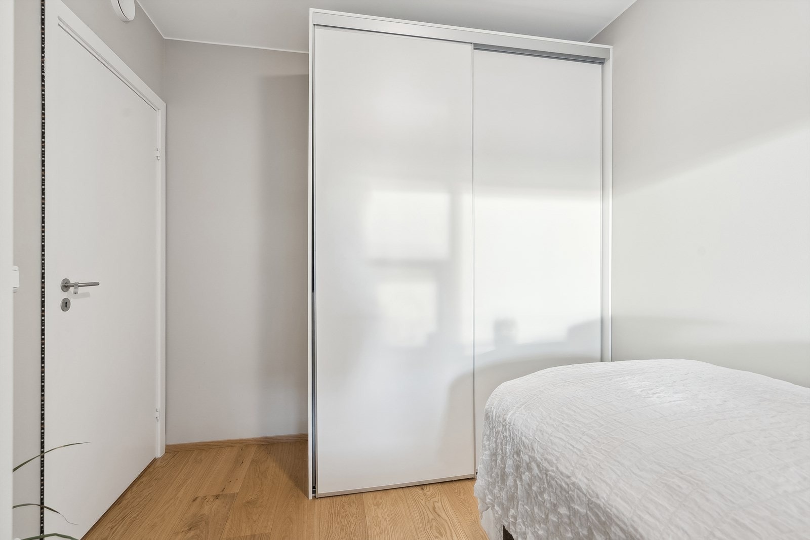 Soverom 2 har skyvedørsgarderobe. Galleribilde