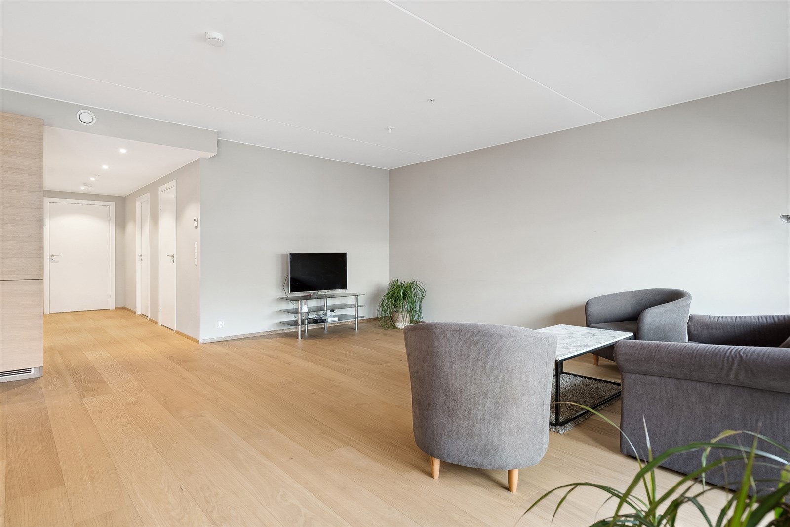 Fra stuen er det en lys og åpen løsning mot soveromsgangen Galleribilde