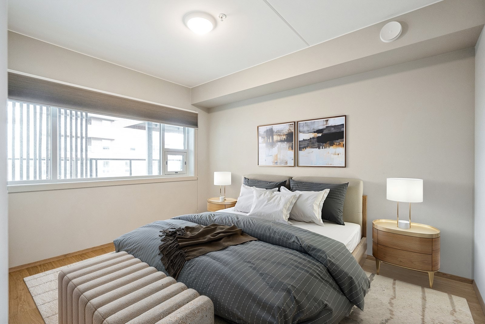 Romslig hovedsoverom. Det er montert plissegardiner på vinduene. Bildet er digitalt stylet. Galleribilde