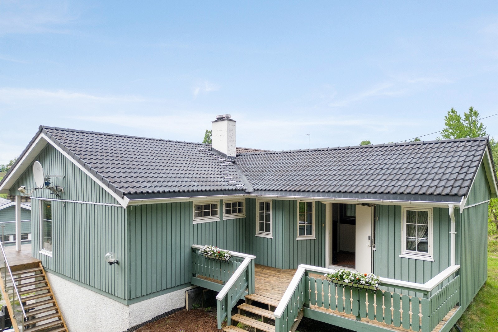 Boligen har et stort uteområde, samt to solrike terrasser. Galleribilde