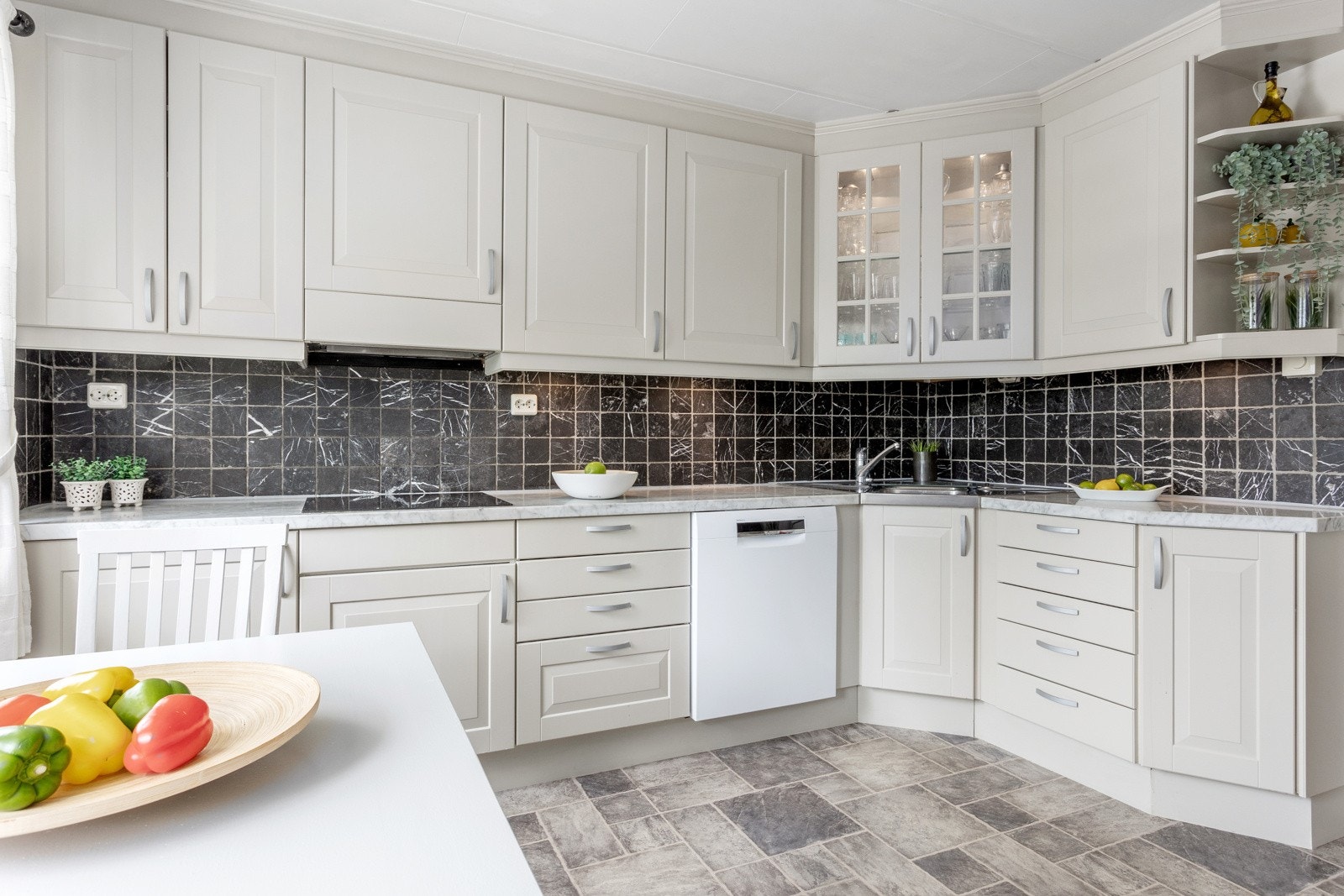 Innredningen er montert langs tre vegger, hvor den ene veggen kun består av høyskap. Galleribilde