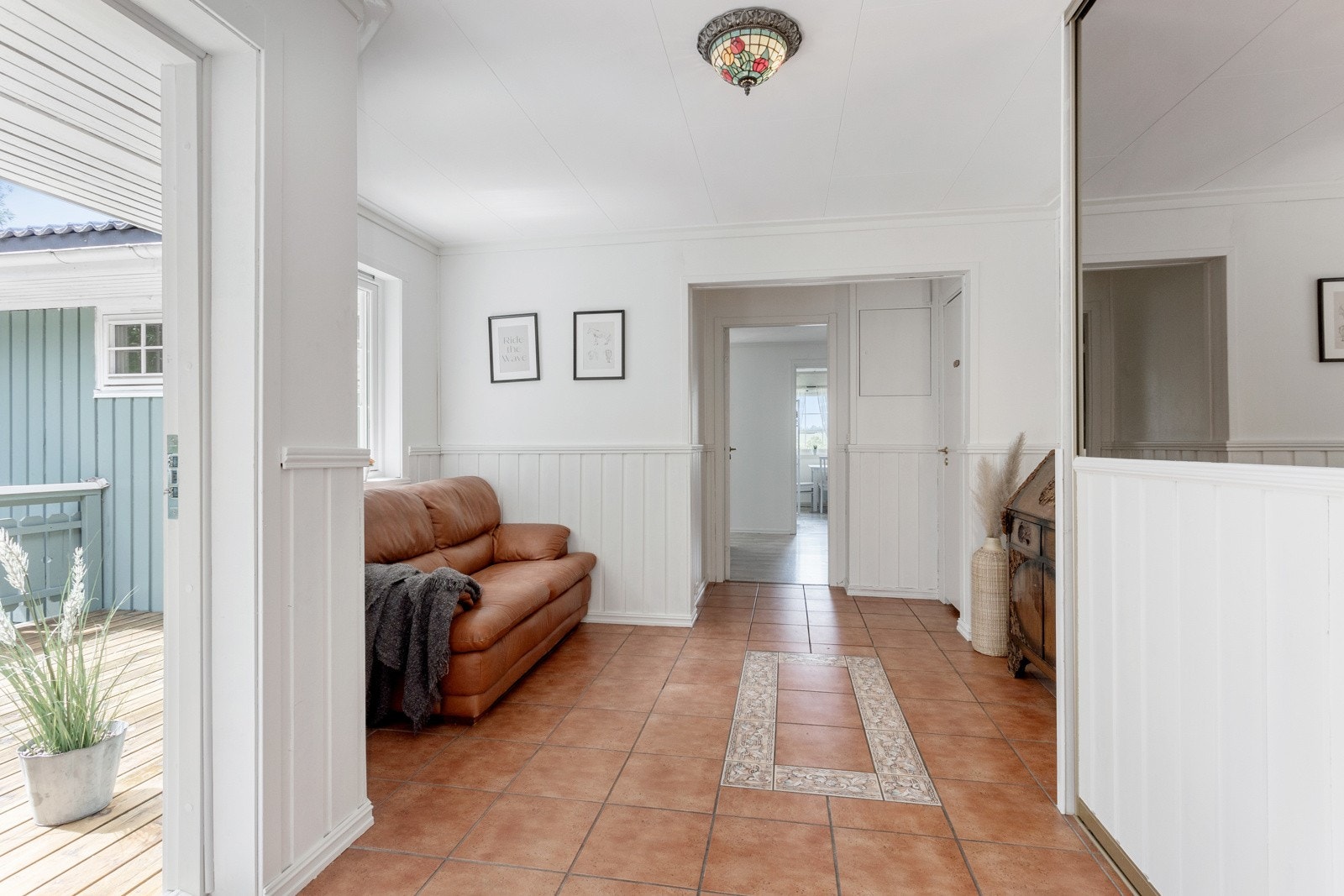 Hallen har en bred skyvedørsgarderobe med speil og god plass til annet møblement. Galleribilde