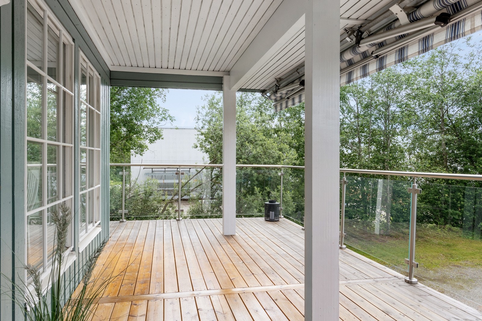 Romslig terrasse med gode møbleringsmuligheter. Galleribilde