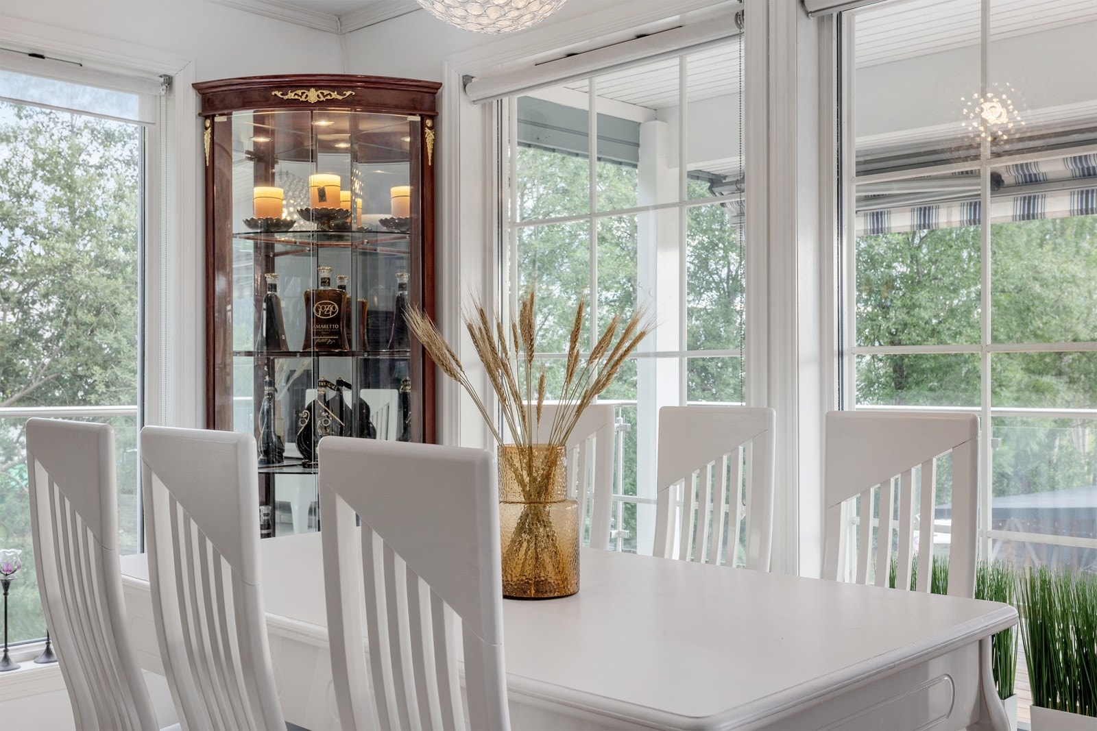 Stuens størrelse danner to naturlige møbleringssoner. Galleribilde