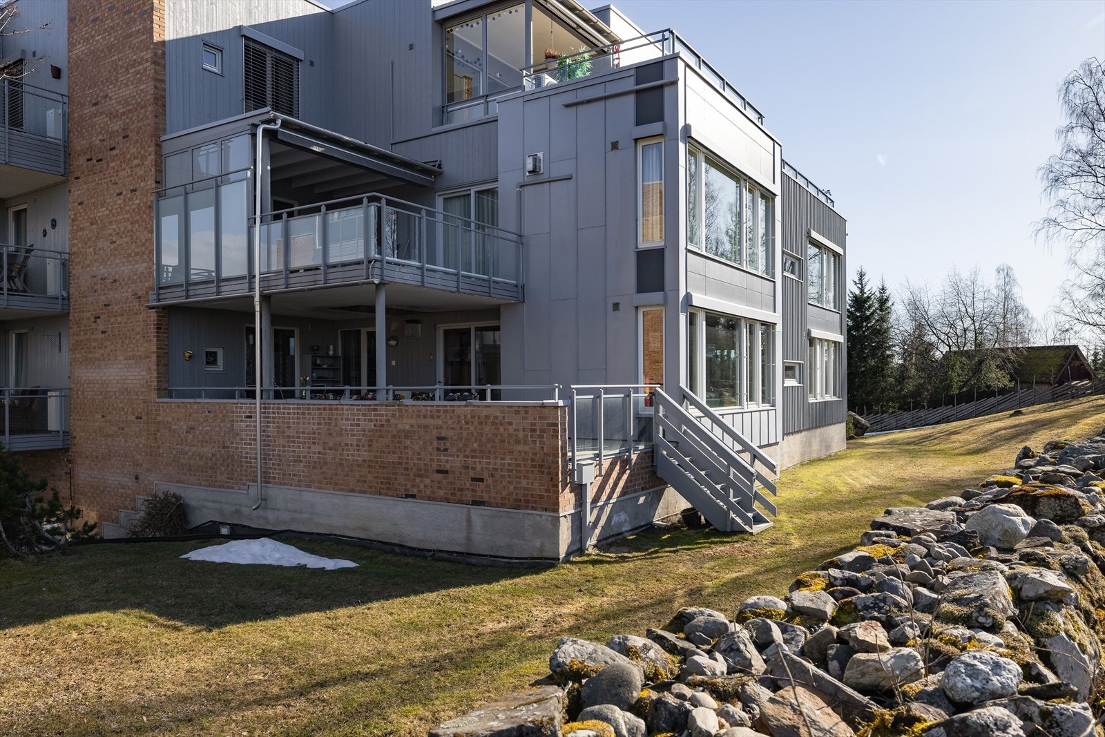 Fra terrassen er det trapp ned til borettslagets hage. Galleribilde