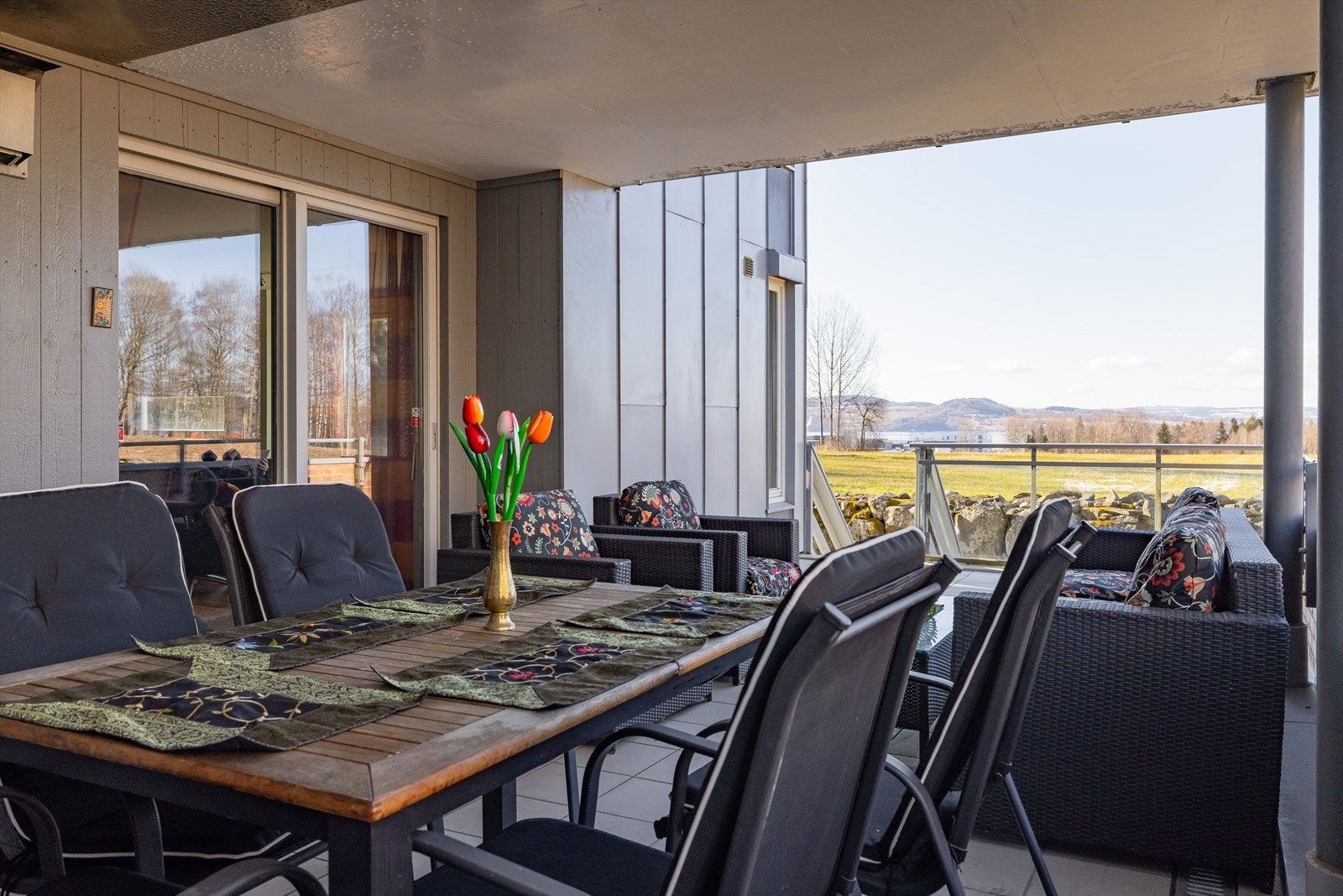 Den store terrassen gjør stua dobbelt så stor i sommerhalvåret. Galleribilde