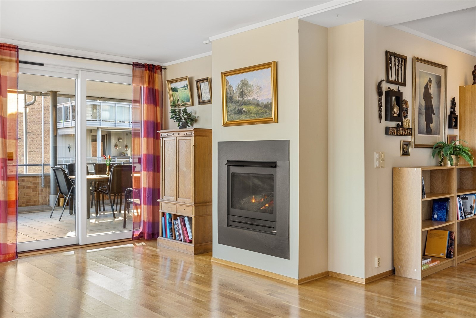 Det er en koselig gasspeis plassert i stua. Galleribilde